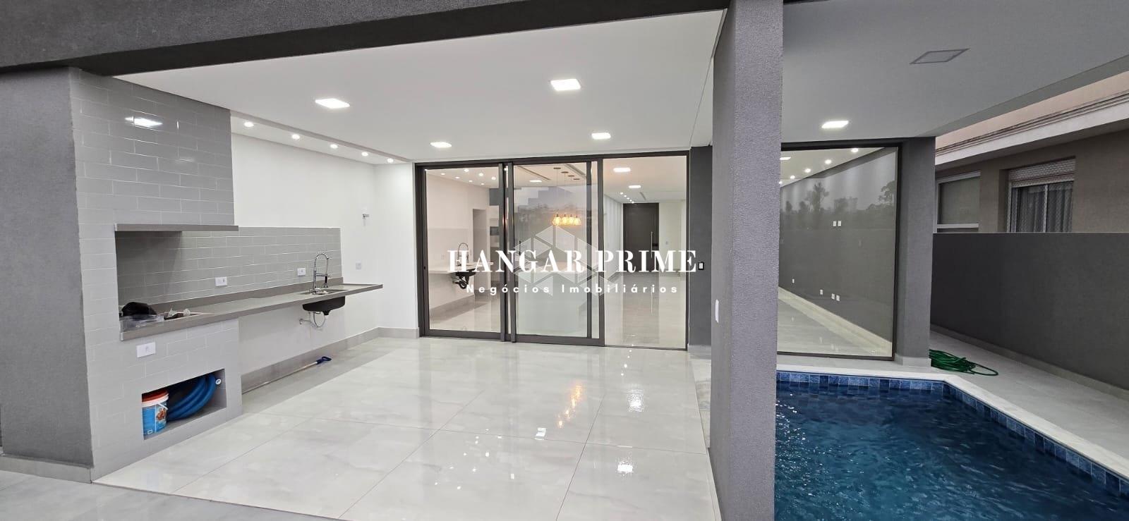 Casa de Condomínio com 4 Quartos e 6 banheiros!