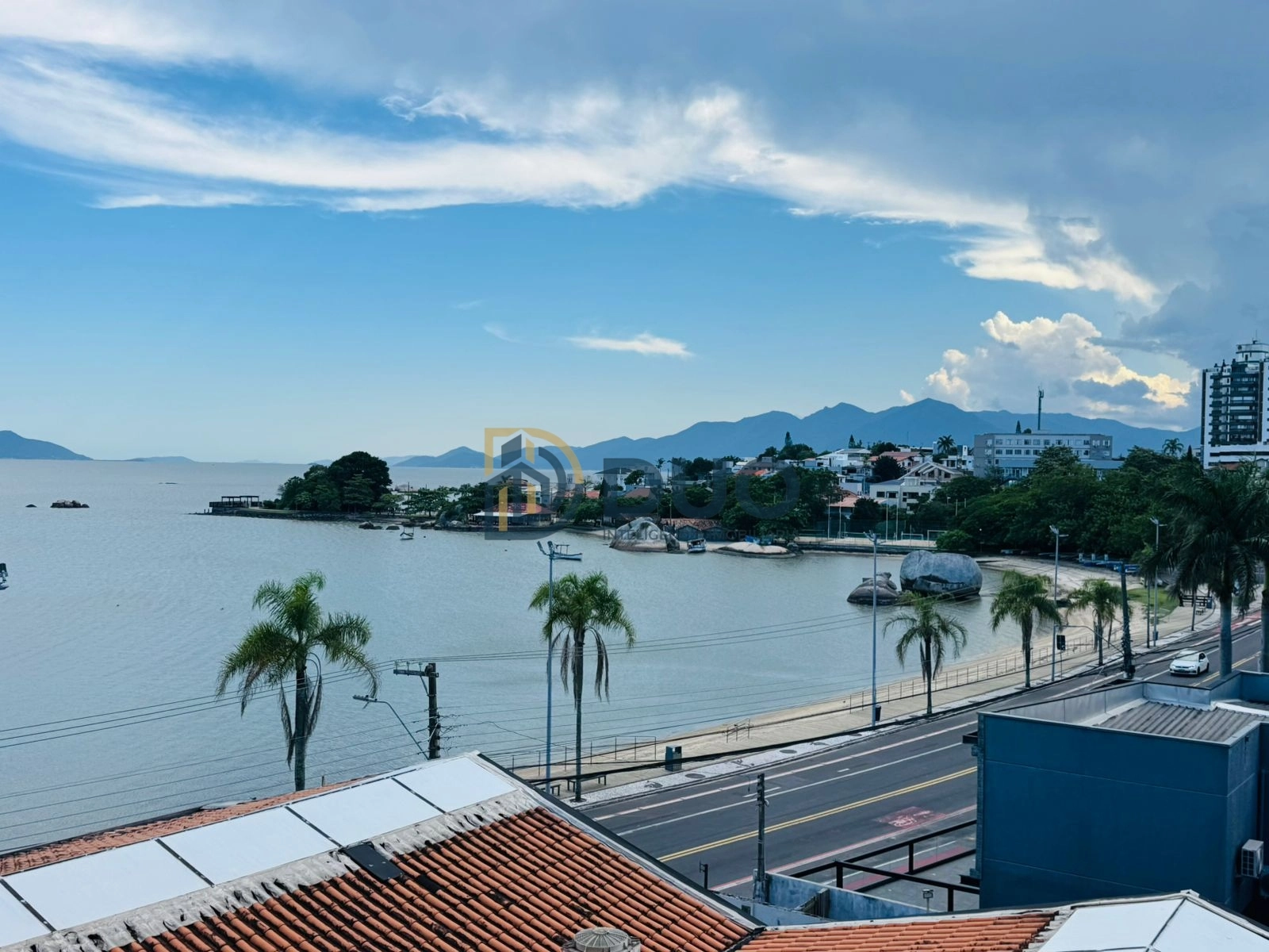 Apartamento 3 Dormitórios Frente Mar em Coqueiros