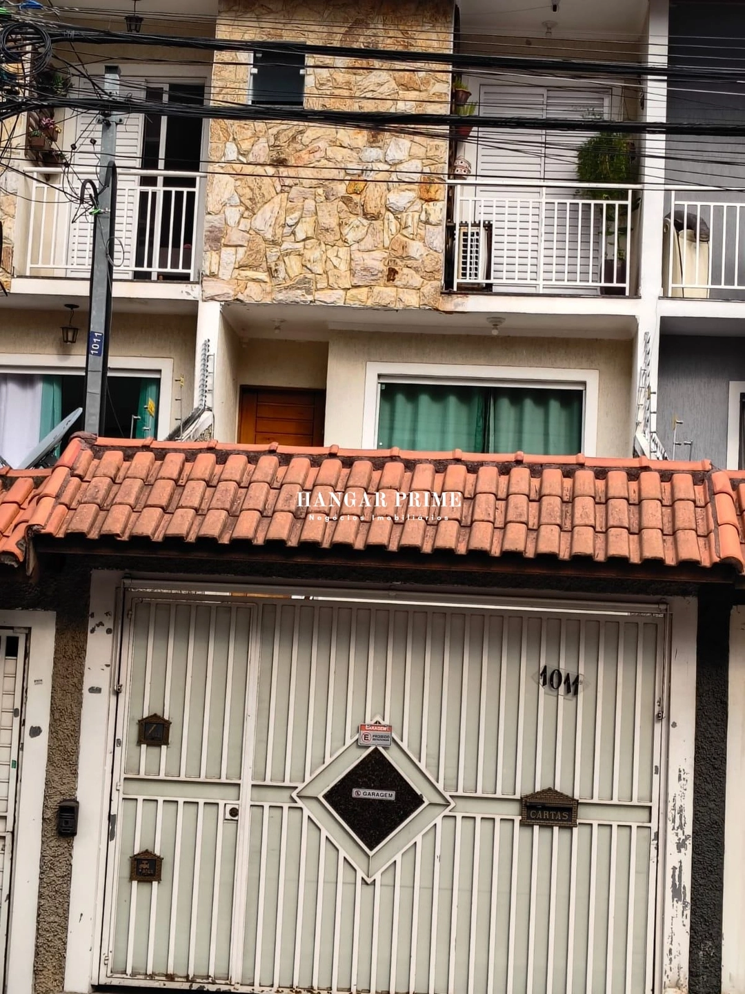 Sobrado à Venda em Vila Carmosina, São Paulo - 3 Quartos, 3 Banheiros, Suíte e 4 Vagas de Garagem