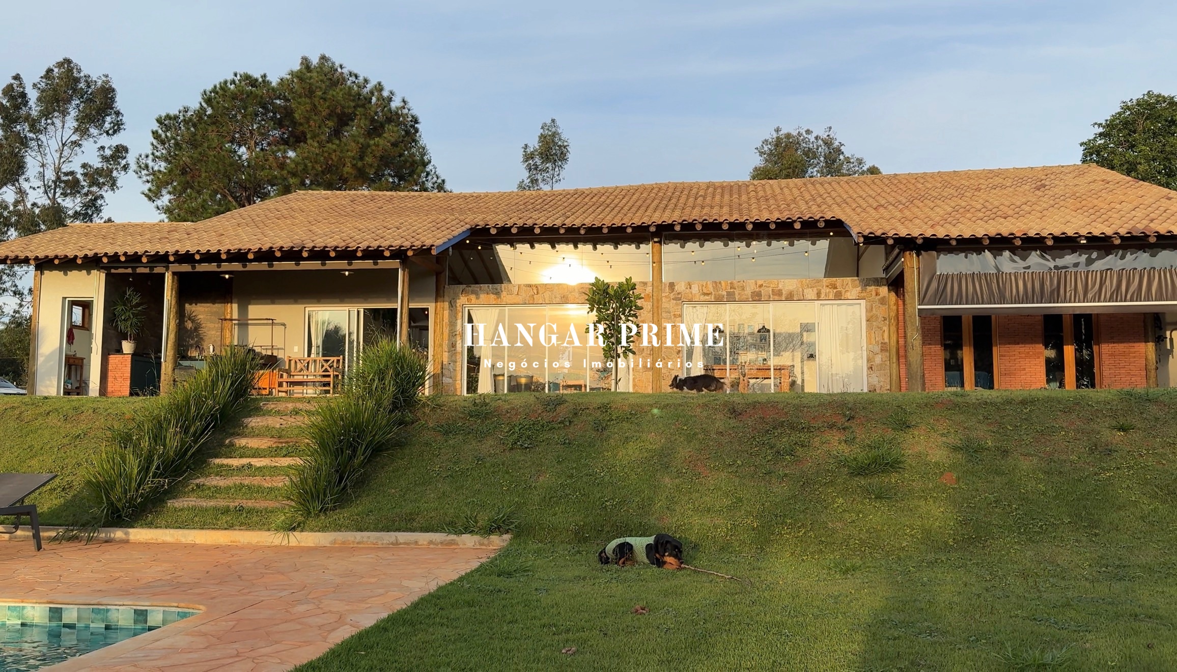 Rancho de alto padrão à venda em Jarinu com 20.000 metros quadrados, 3 quartos, piscina e energia solar