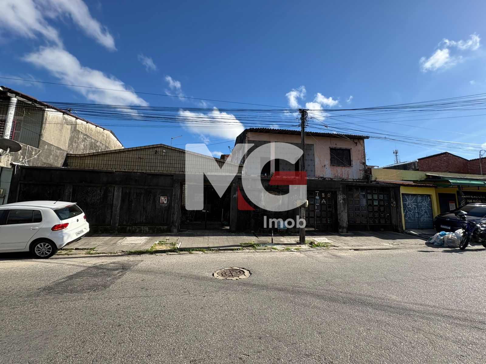 VENDO – DUAS CASAS NO MESMO TERRENO