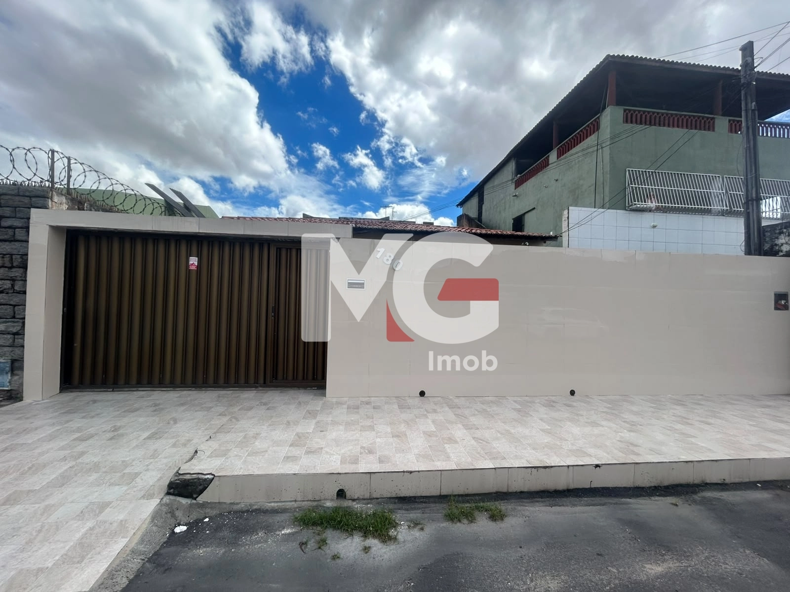 CASA À VENDA – AMADEU FURTADO  Rua Abílio Martins, 180 – Amadeu Furtado