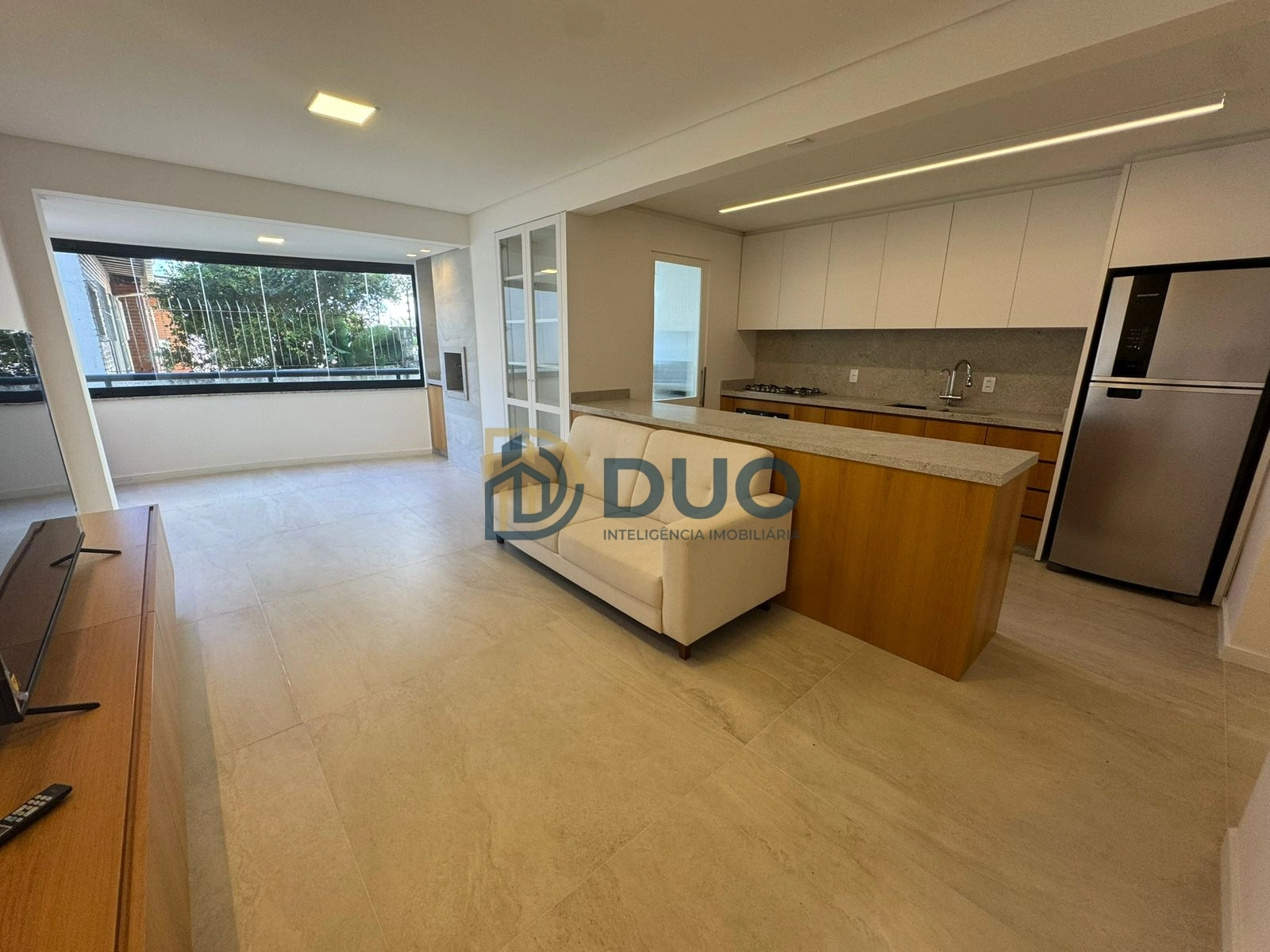 Apartamento Reformado com 2 Suítes em Coqueiros - Pronto para Morar