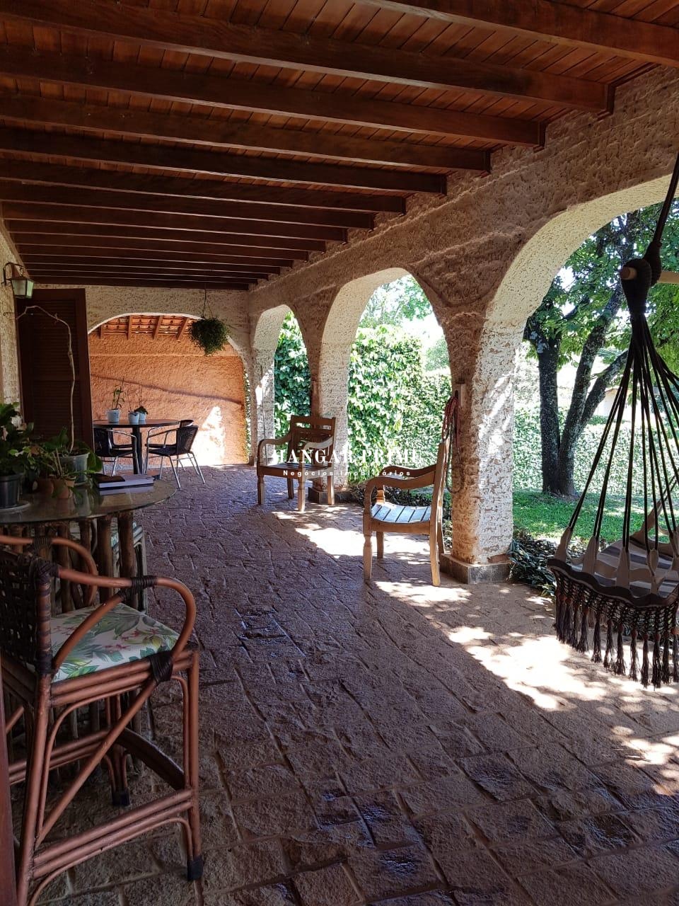 Casa colonial à venda com 3 dormitórios, suíte e piscina no Condomínio Jardim Santana em Bragança Paulista