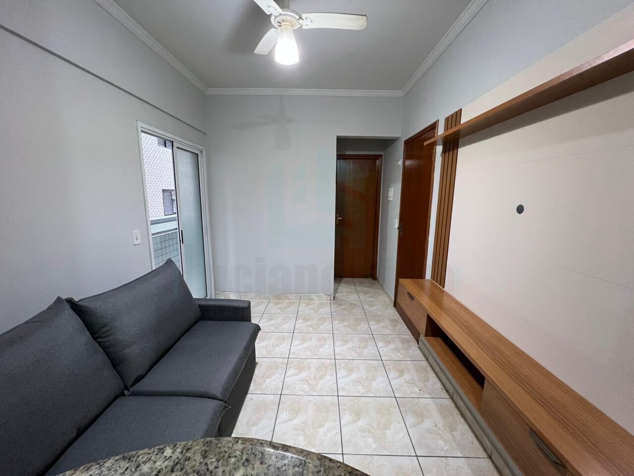 LOUCURA, LOUCURA. Excelente apartamento semi mobiliado, no Boqueirão em Praia Grande, a cerca e 02 quadras do mar, de 01 dormitório.