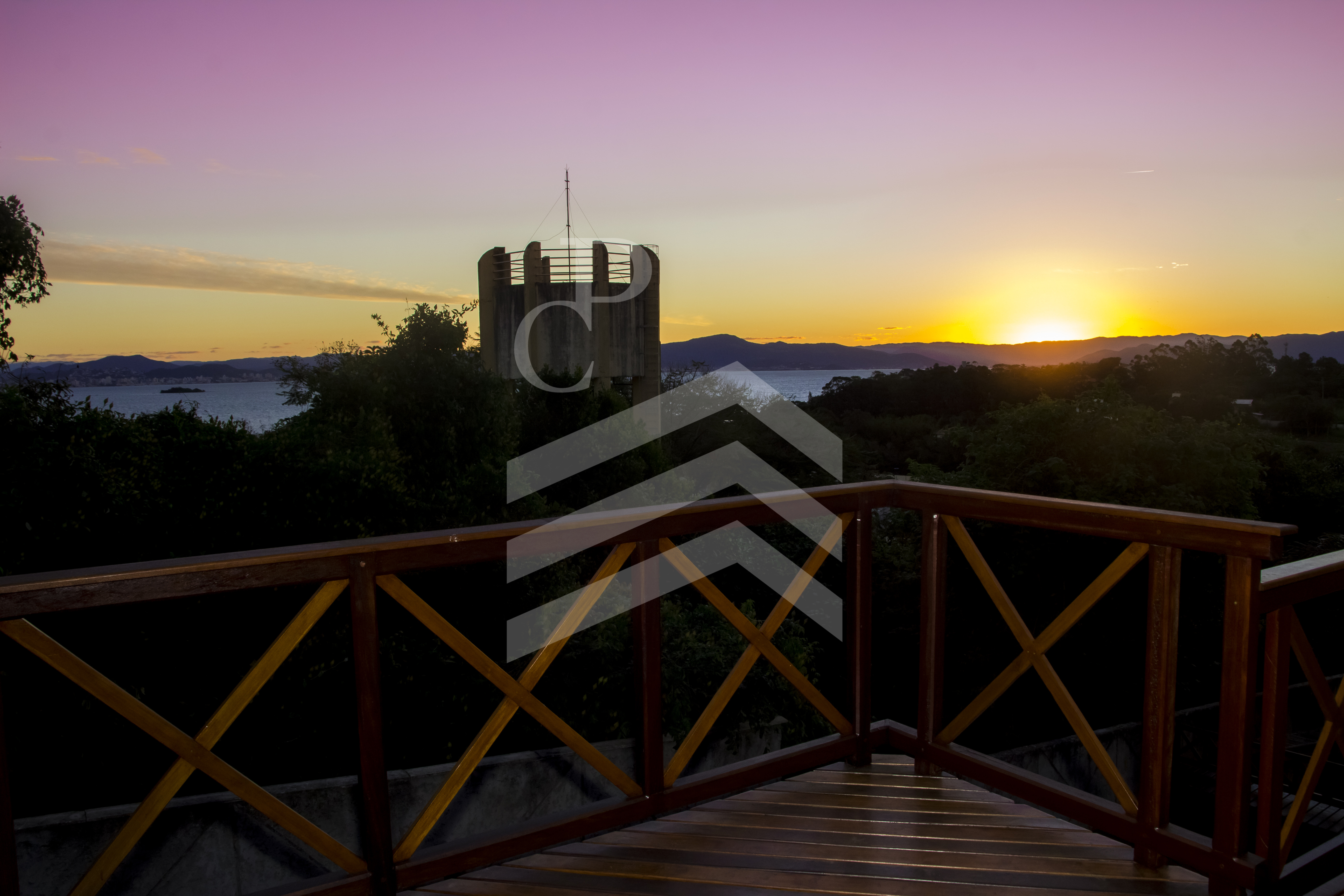 Casa de Alto Padrão com 650m² e vista Permanente para o Mar em Cacupé - Florianópolis/SC