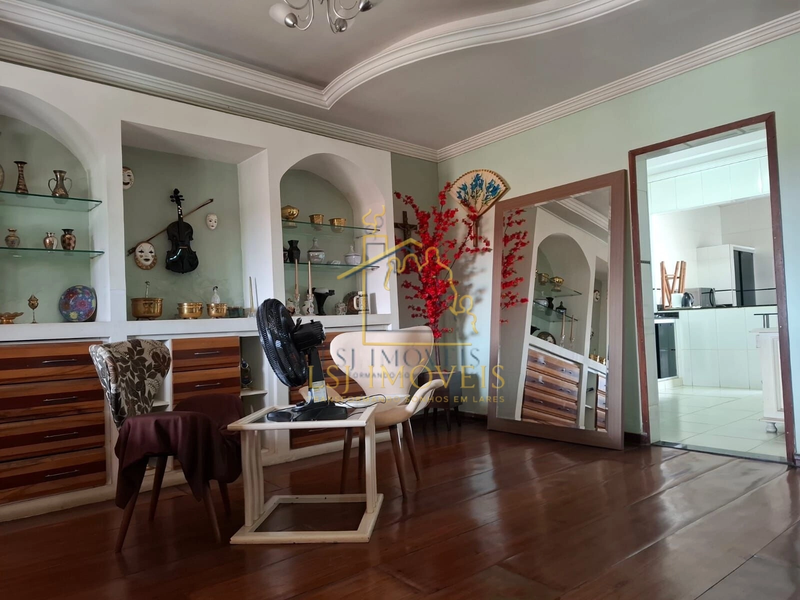 CASA 3 QUARTOS, 2 SUÍTES E 2 LOJAS - ACEITA FINANCIAMENTO