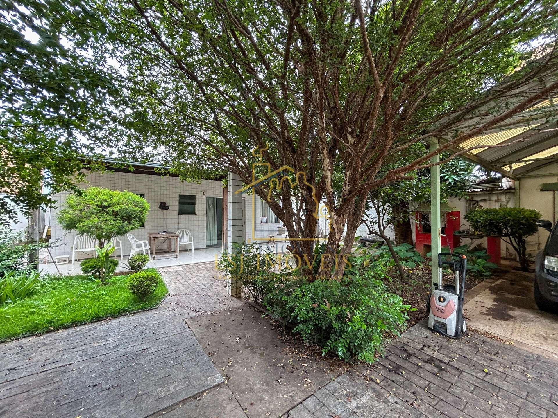 CASA COM EXCELENTE QUINTAL PARA SUA FAMILIA - BAIRRO CAMARGOS