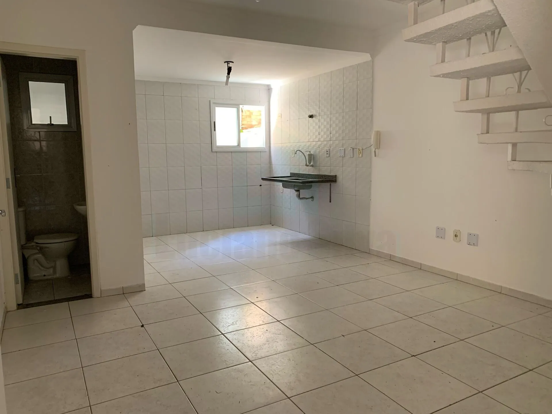 Loucura, Grande loucura. Excelente sobrado em condomínio no Canto do Forte, de 02 suítes com sacadas.