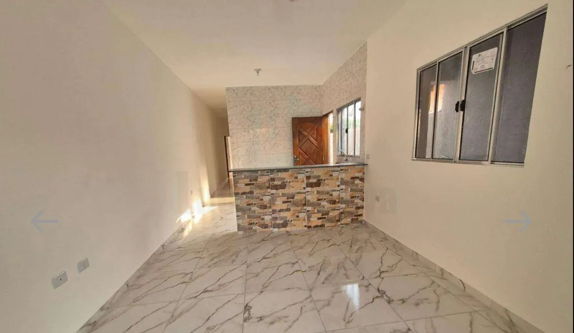 Loucura, Grande loucura. Excelente casa geminada em Itanhaém, de 02 dormitórios, sendo 01 suíte.