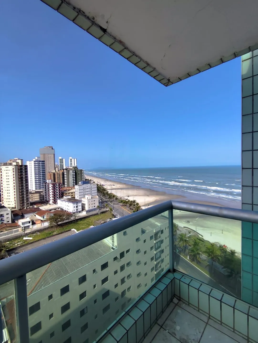 Apartamento em edificio frente ao mar a venda em Praia Grande