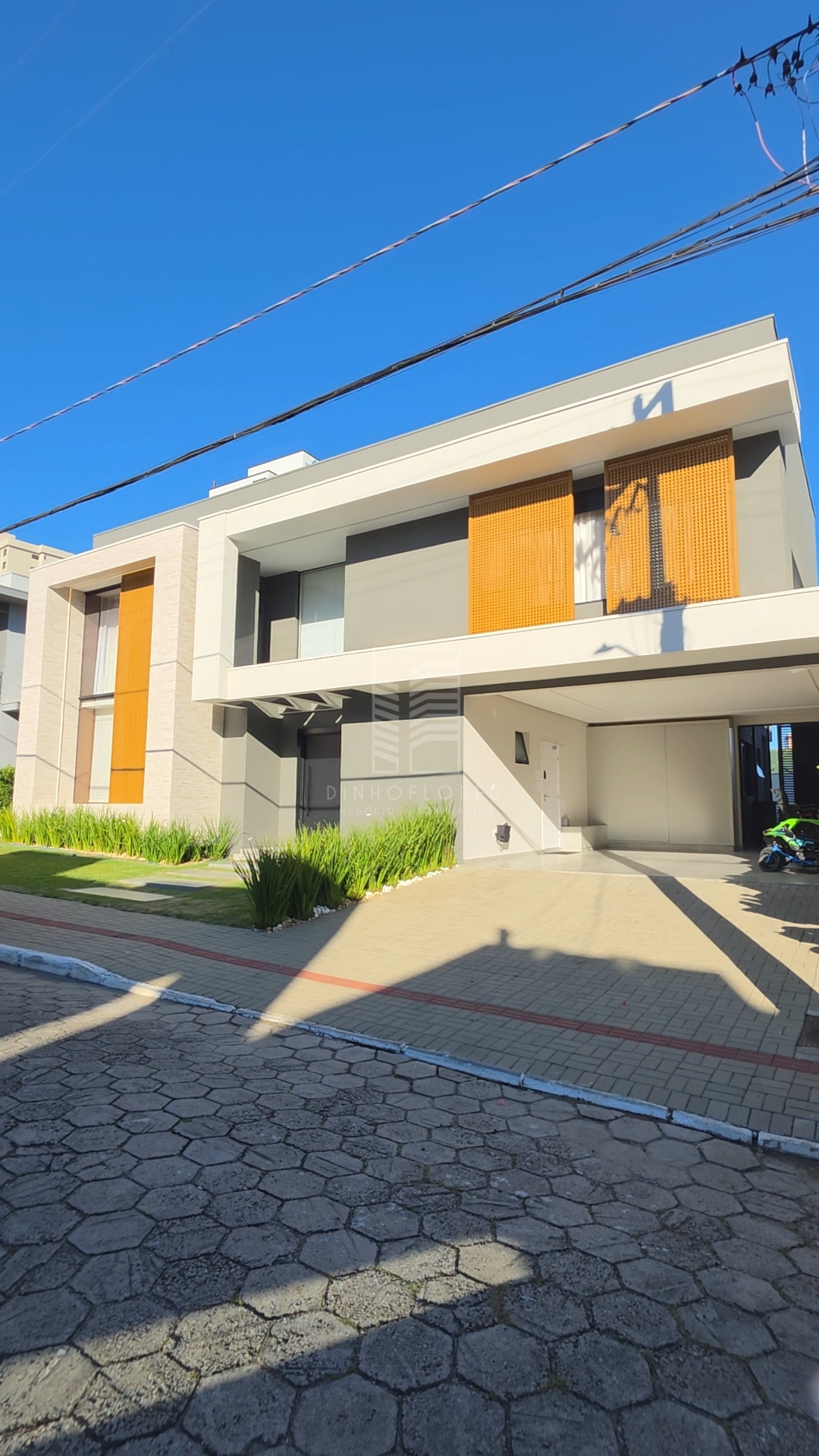 Casa Alto Padrão em Condomínio Fechado | 4 Suítes, Piscina e Porteira Fechada a 250 Metros da Praia em Balneário Piçarras