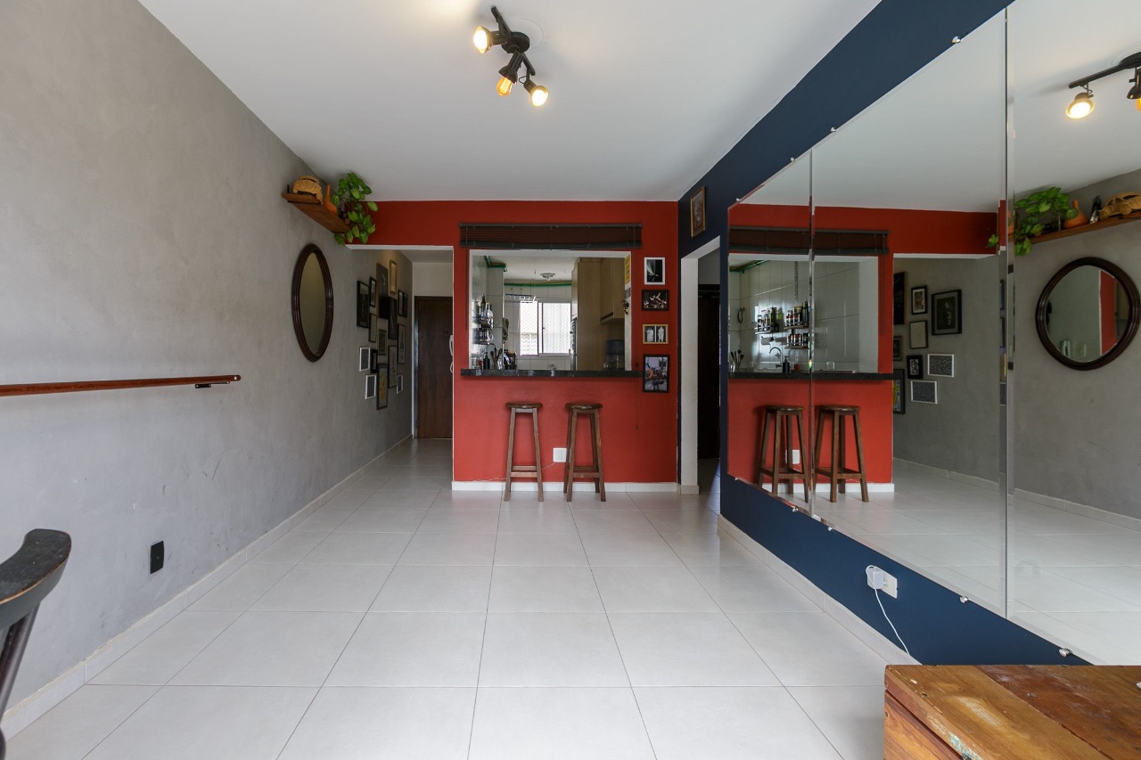 Apartamento de 2 quartos com suíte.