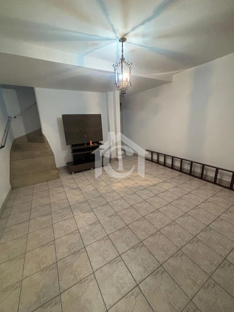 Sobrado espaçoso disponível para venda no Centro de Diadema com vaga de garagem e conforto.