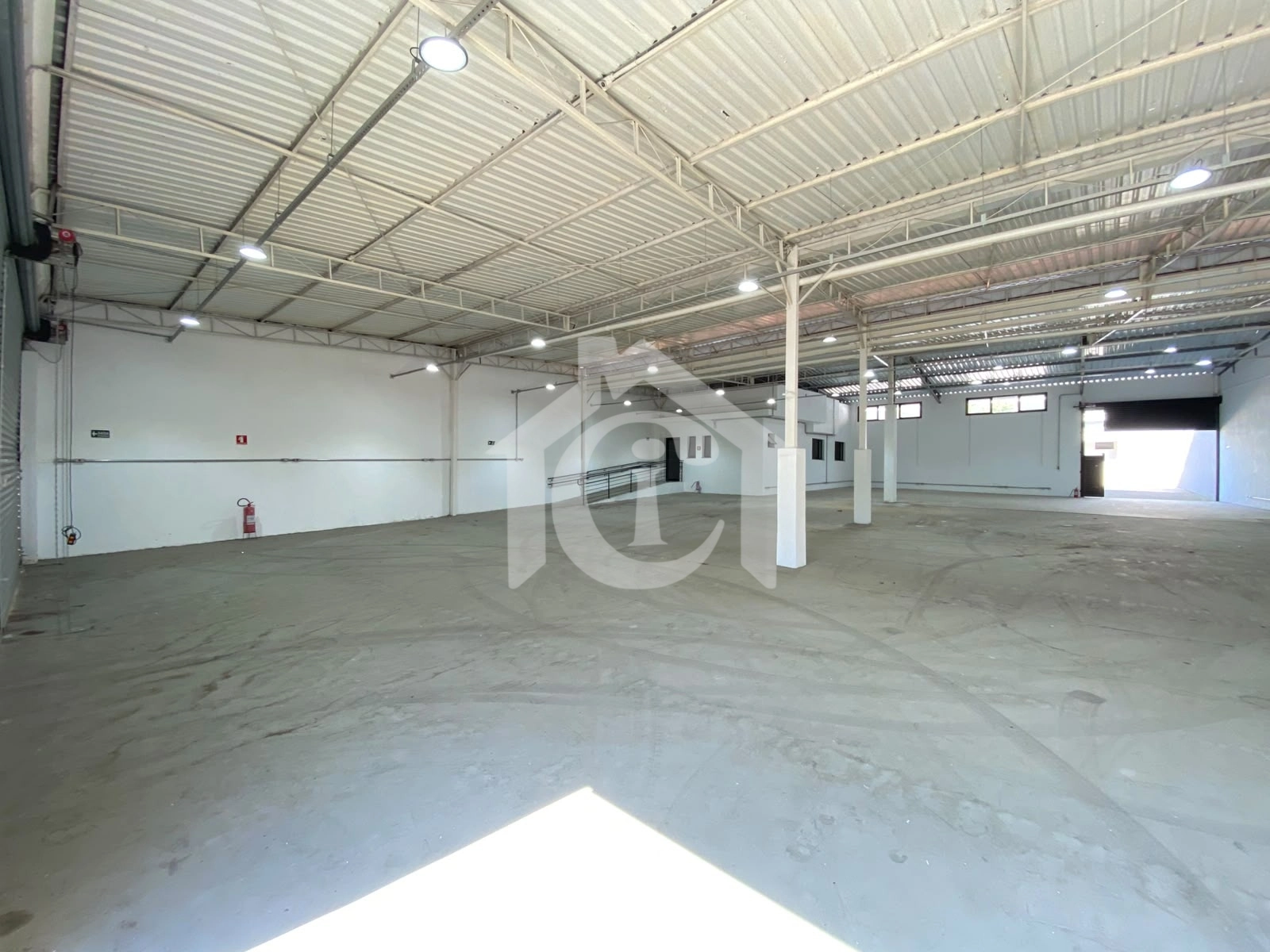 Galpão para locação no Rudge Ramos com 730 m², escritórios e fácil acesso à Anchieta