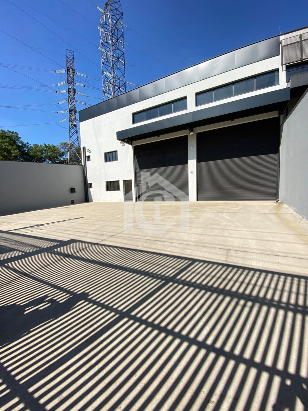 Galpão para locação com 605 m² construídos, pé-direito de 6 metros e amplo estacionamento