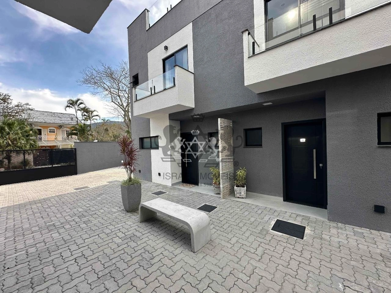 Sobrado tipo triplex Capricórnio I distante300 mts da praia!
