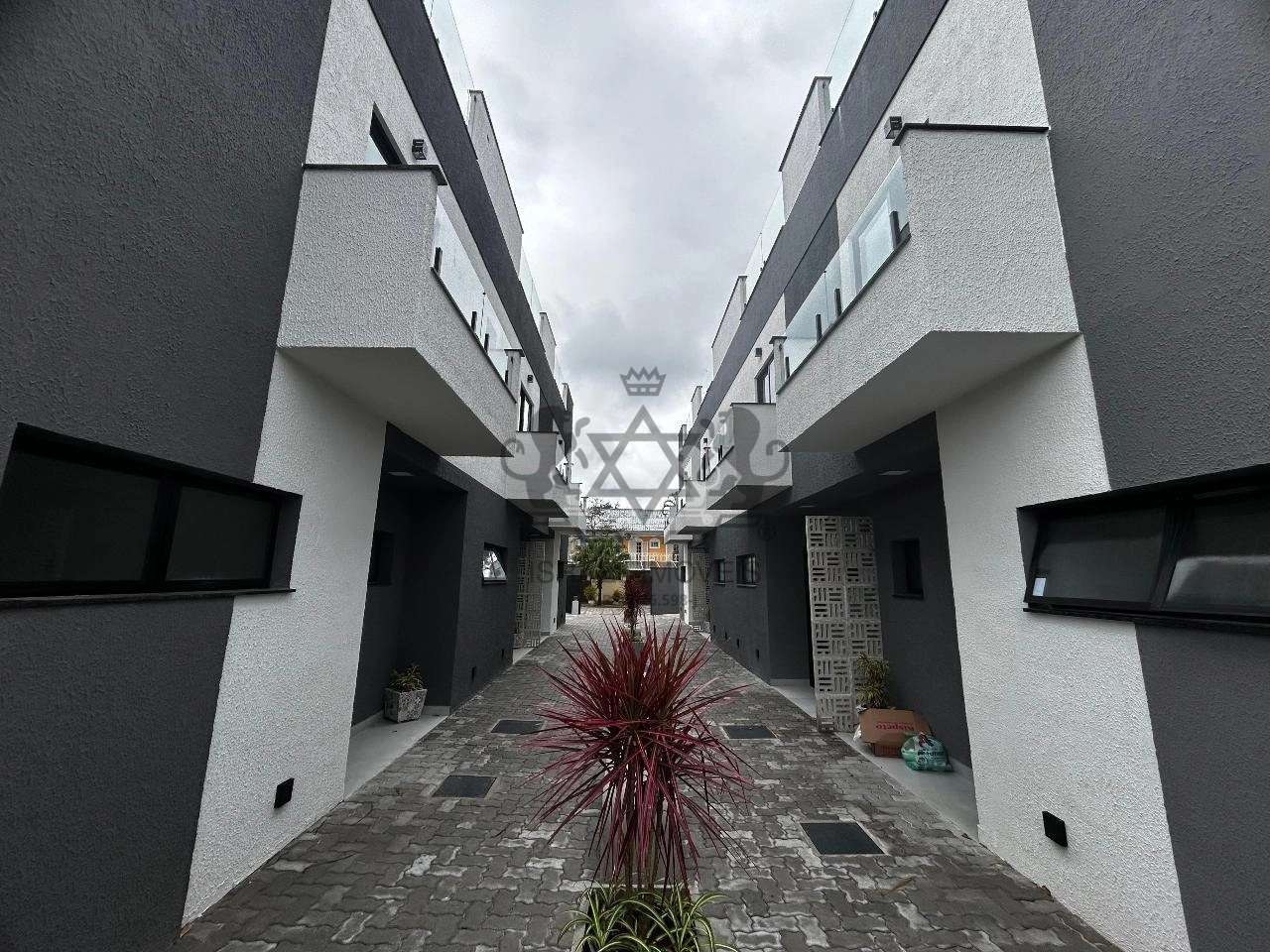 Sobrado em condomínio tipo triplex no bairro Capricórnio I distante 300metros da Praia!