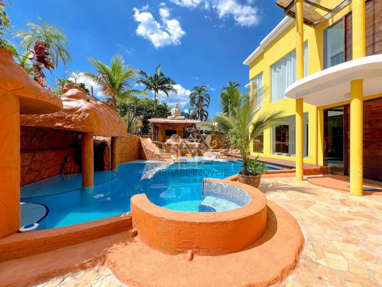 A venda, Sobrado com 5 suites amplas, 3 salas, cozinha e área de serviço,Massaguaçu, Caraguatatuba, SP