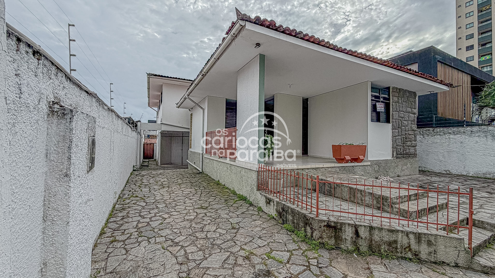 Casa ampla e elegante no Brisamar/Jardim Luna – Espaço, conforto e excelente localização!