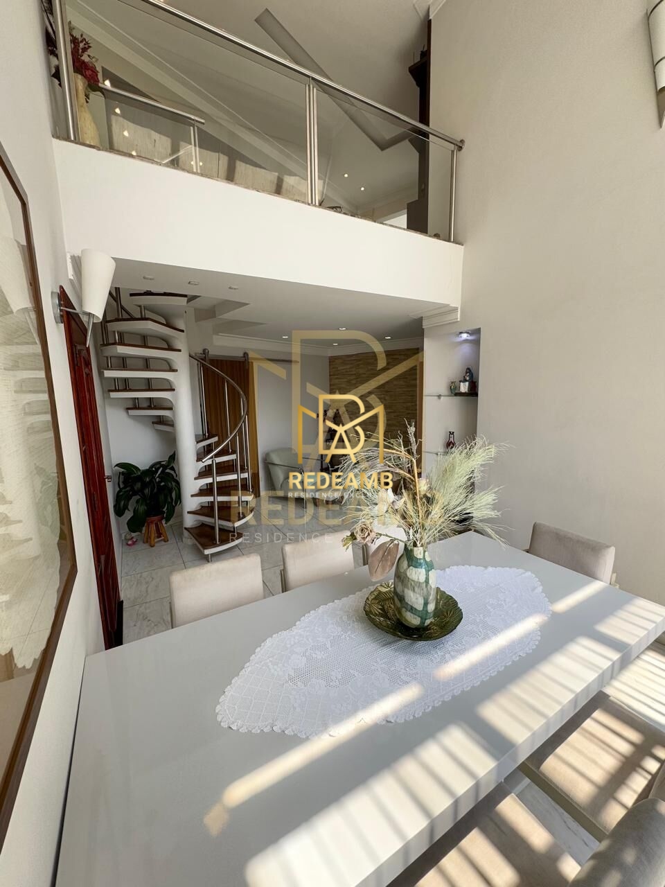 Cobertura Duplex à Venda de 240m, 3 dormitórios sendo 1 Suíte no Edifício Lotus em Alphaville