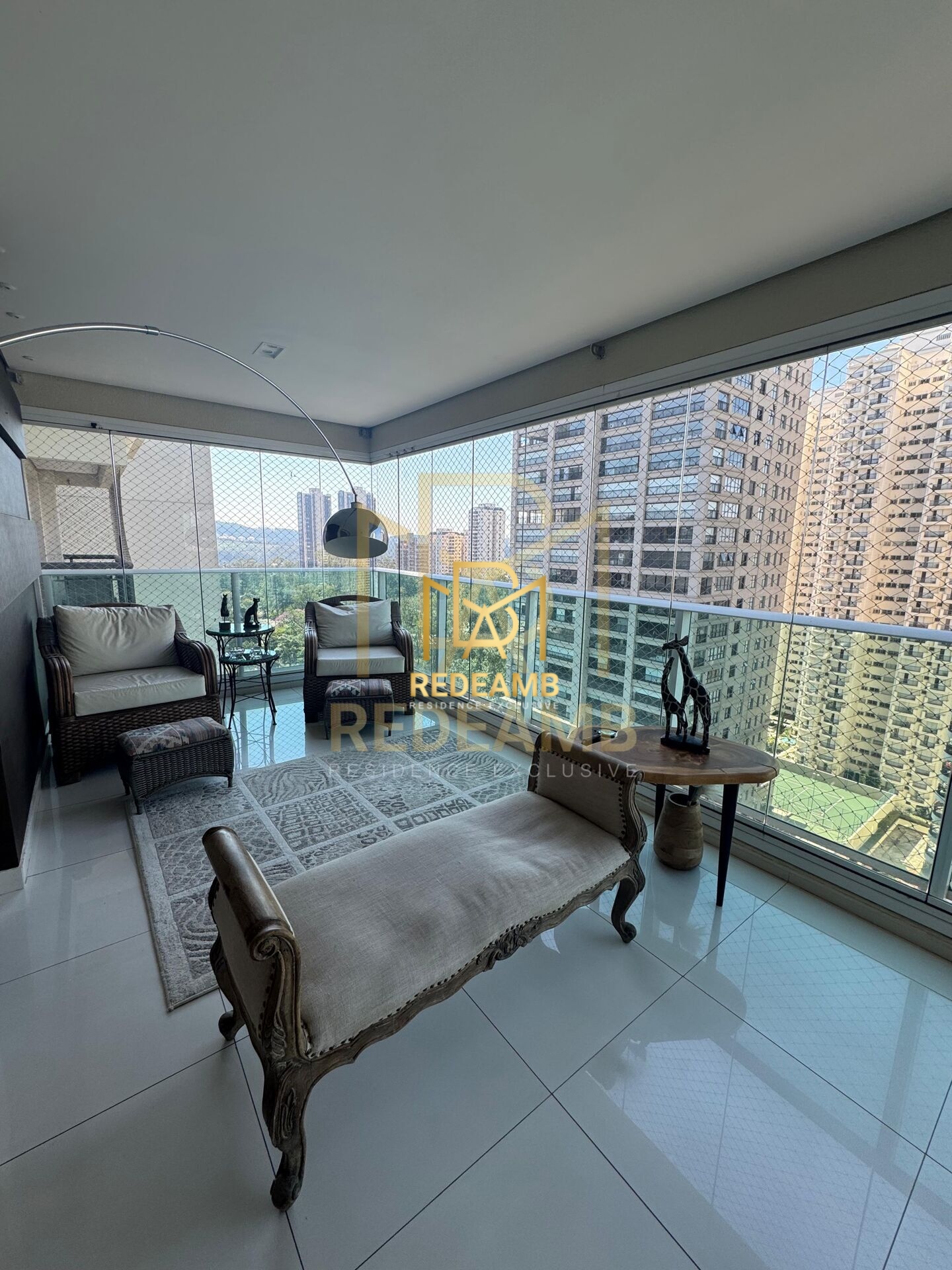Apartamento para Locação no Condomínio Essencia no Centro de Alphaville, 212m2 e 3 Suites, totalmente Mobiliado em  Barueri/SP