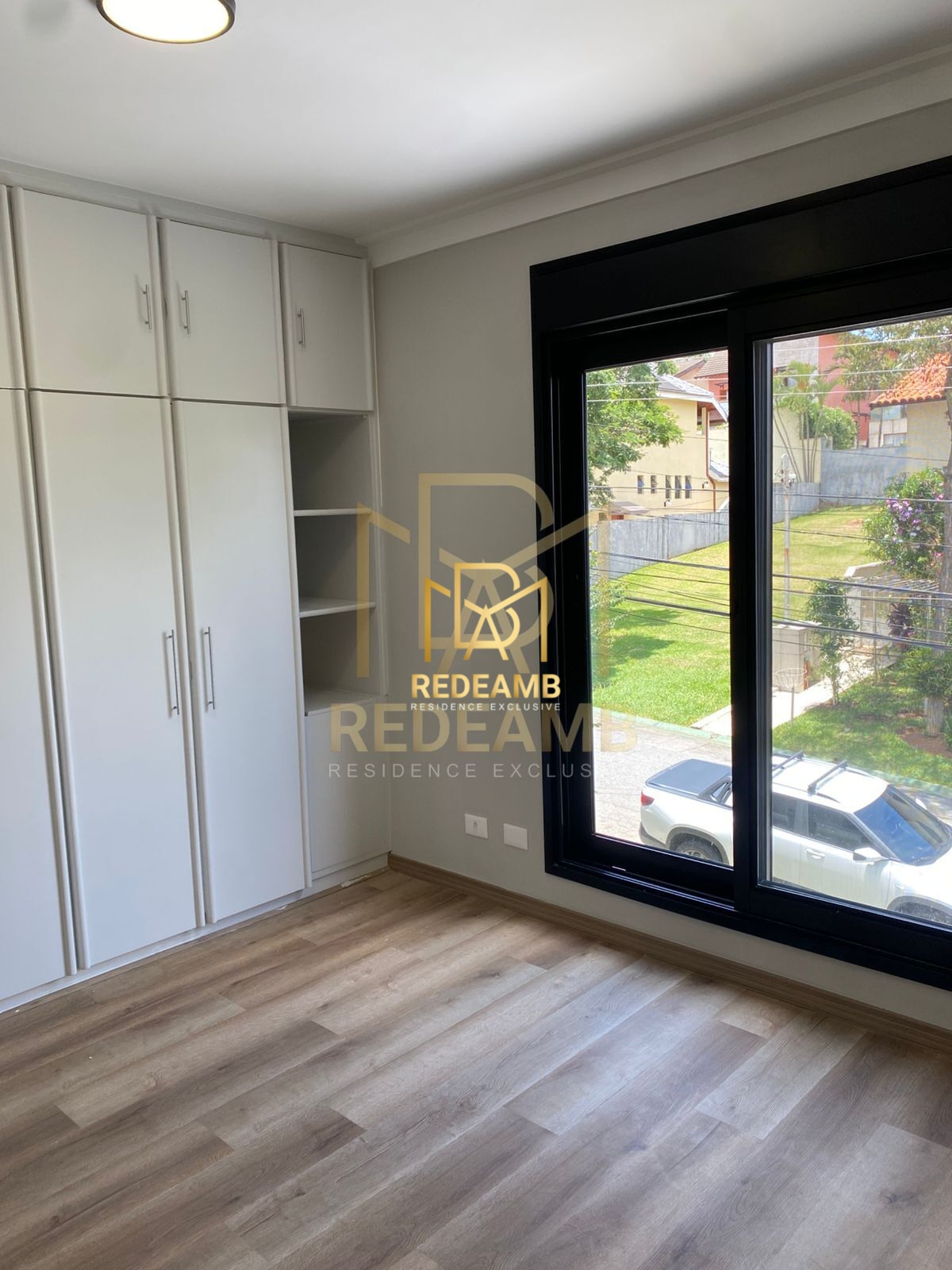 Á Venda essa Casa de 257m² com 4 suítes no Residencial 4 em Alphaville