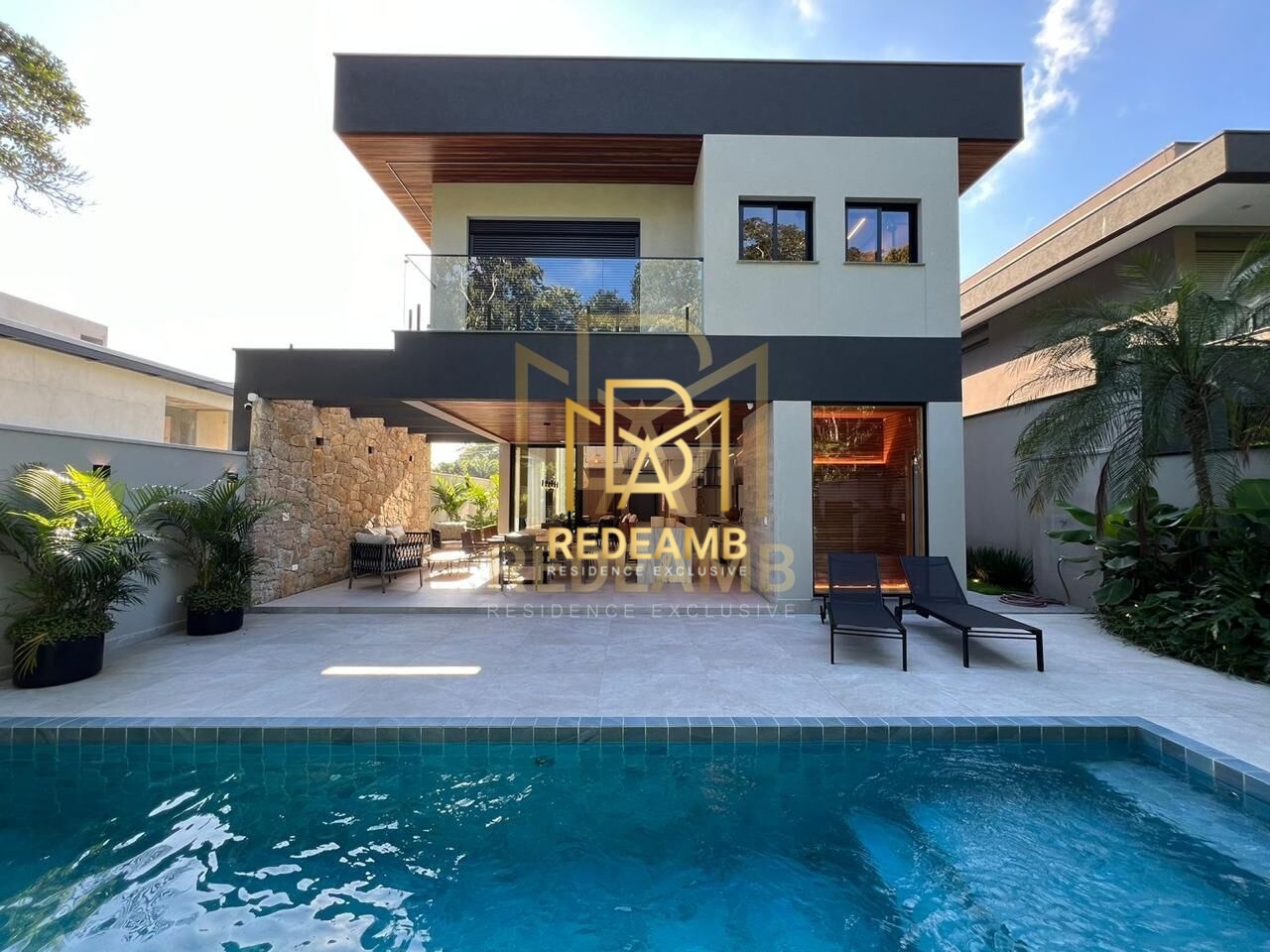 Casa de Luxo 6 Suítes, Piscina e Sauna – Próxima à Praia na Riviera