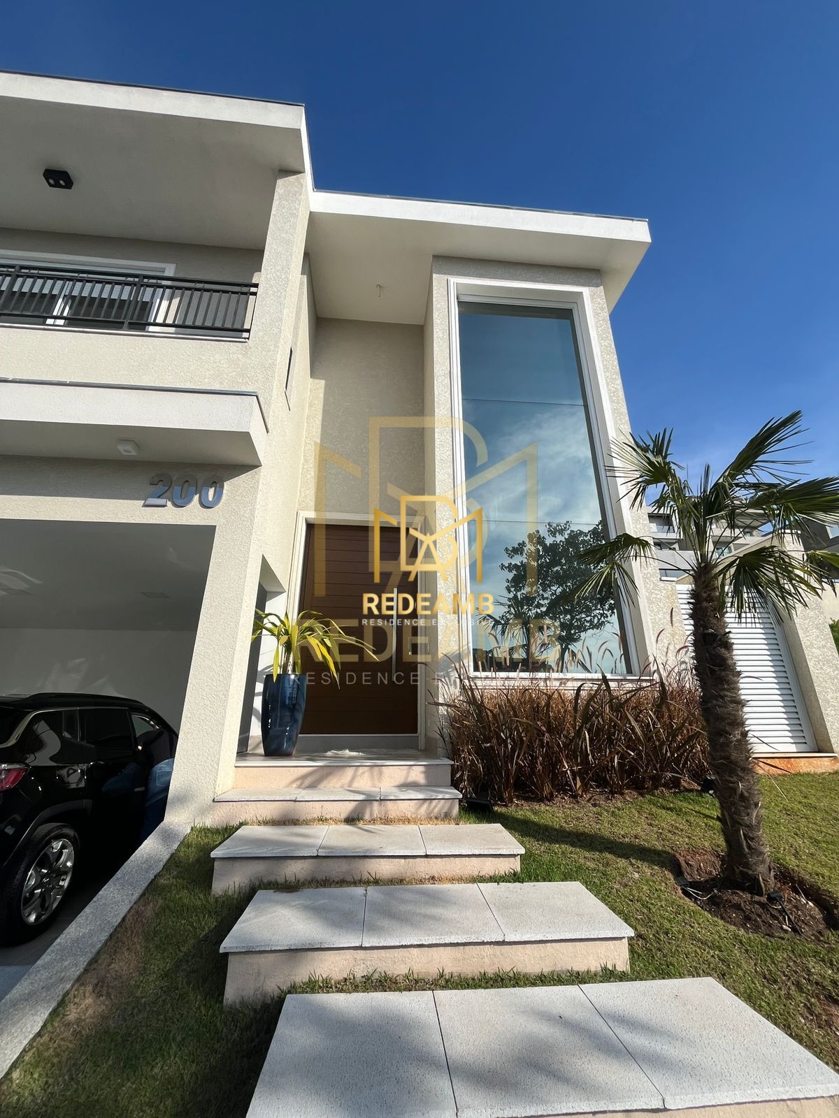 Casa Alto Padrão com 4 Suítes, Piscina e Energia Solar