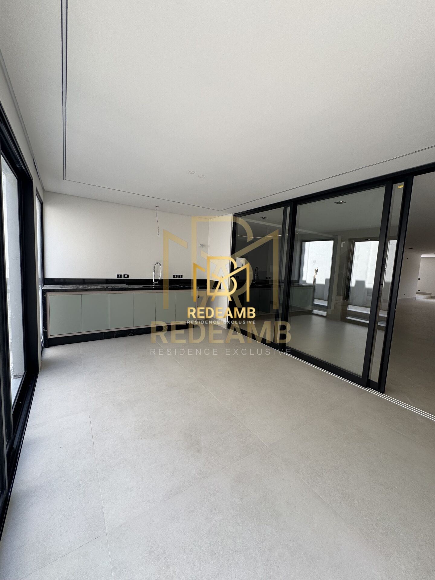 Casa á Venda no Residencial 4 com 390m² e 4 amplas suítes em Alphaville