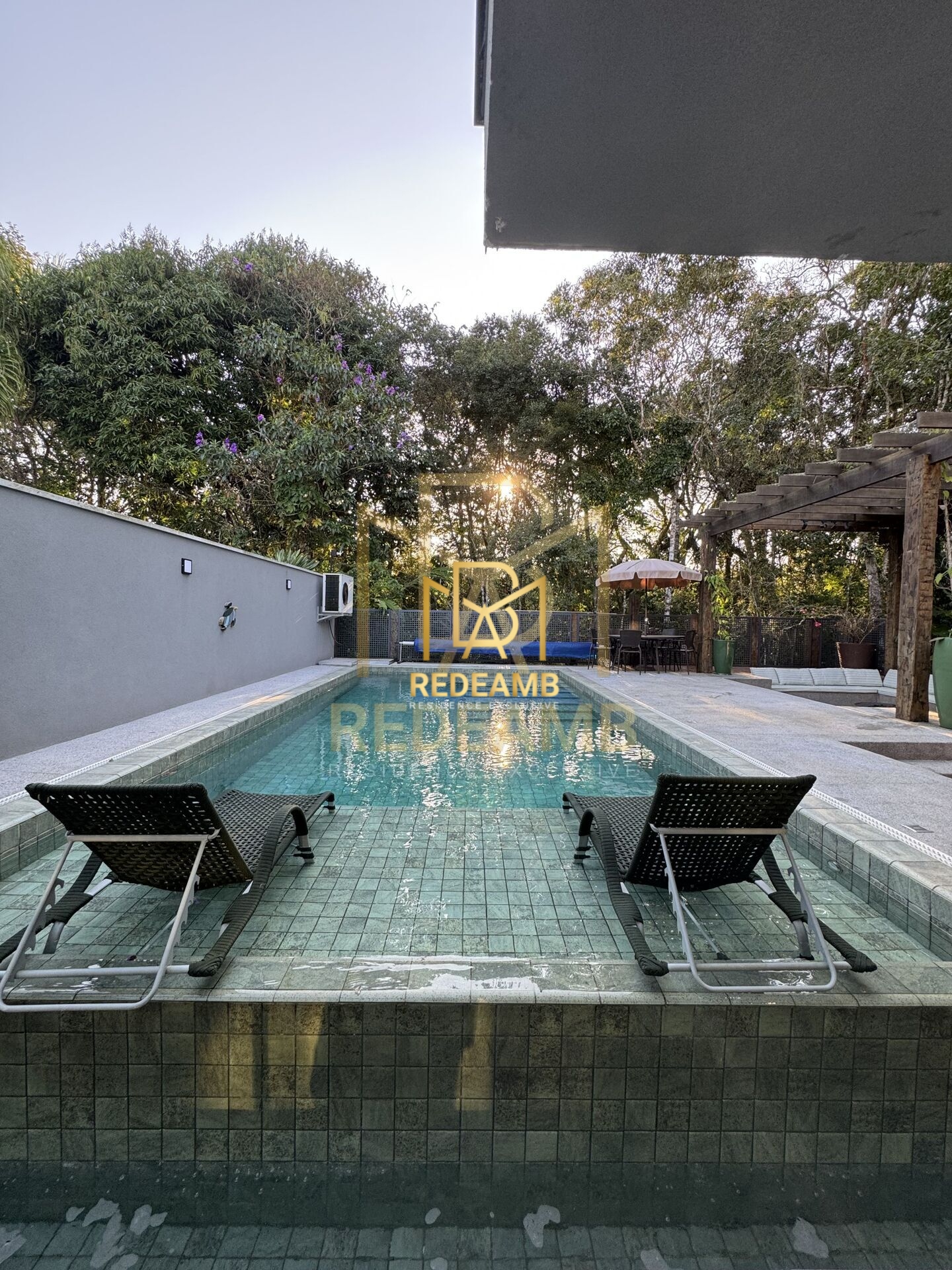 Casa de Luxo Mobiliada – Riviera Módulo 30 – 5 Suítes e Piscina Aquecida