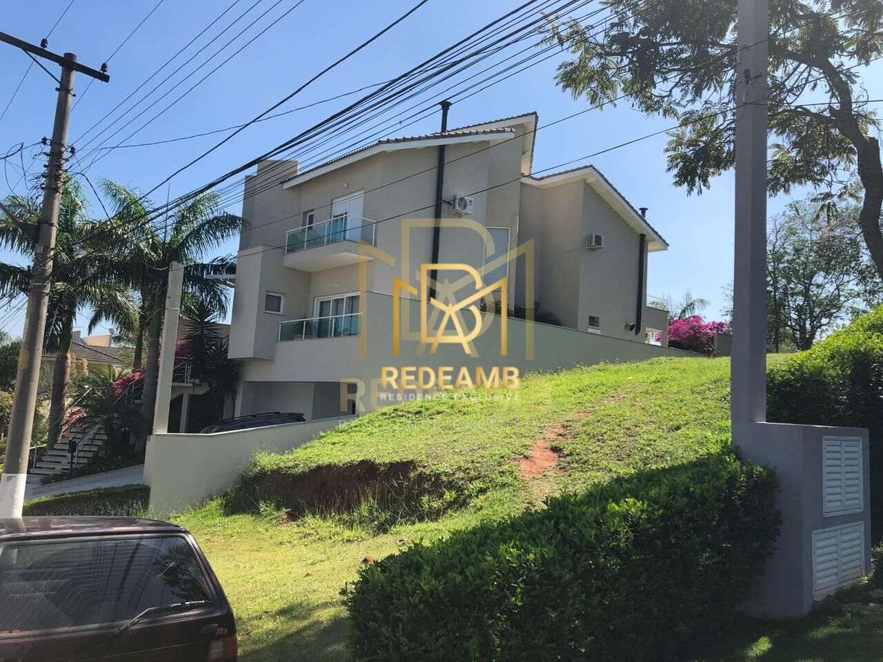 Casa Alto Padrão com 410 m²com 04 suítes, 06 vagas de garagem, Condomínio Tarumã na cidade de Santana de Parnaíba