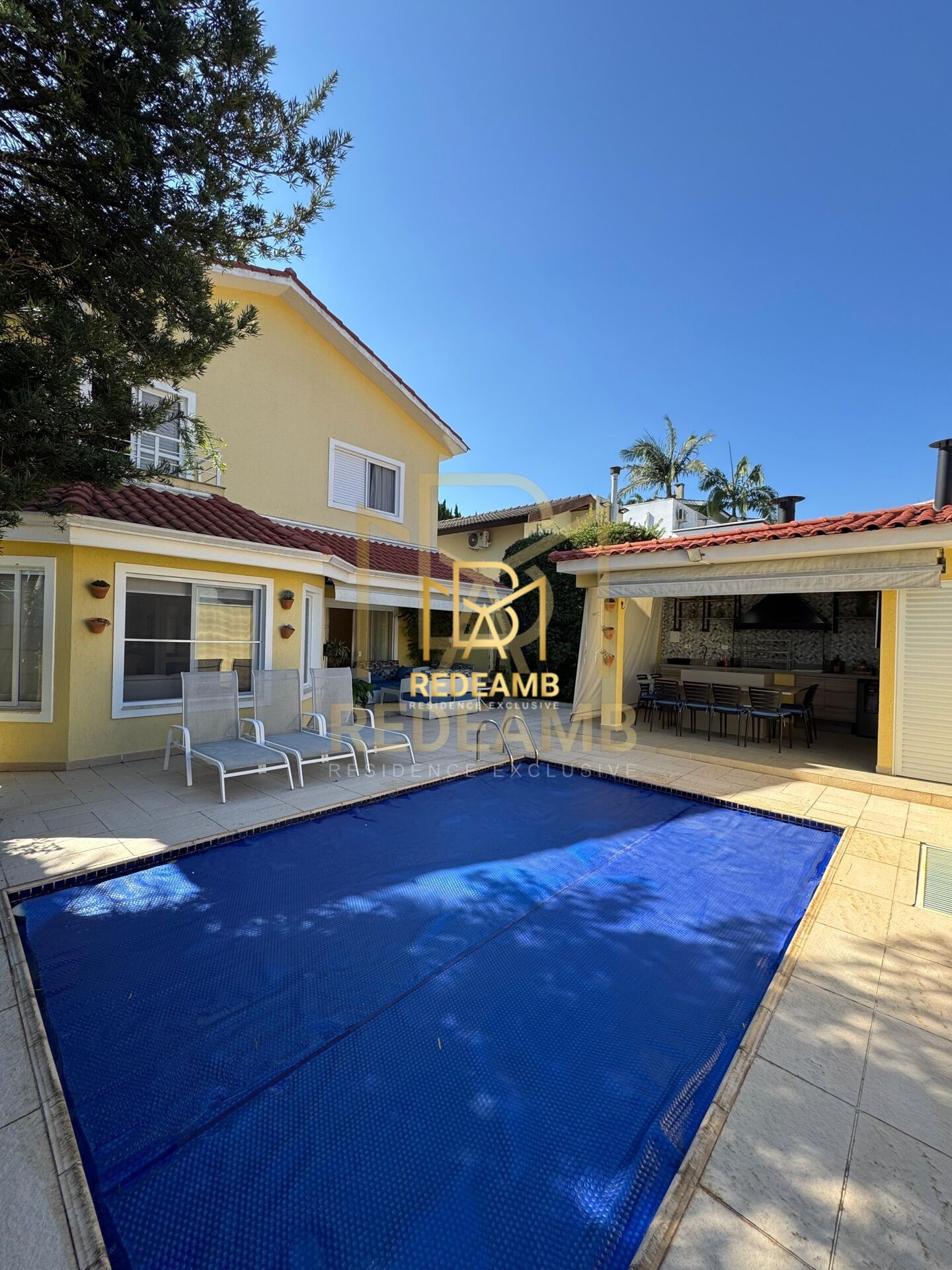 Casa Alto Padrão a Venda ou Permuta com 300m2 , 4 dormitórios sendo 2 suítes no Residencial 4 em Alphaville/SP