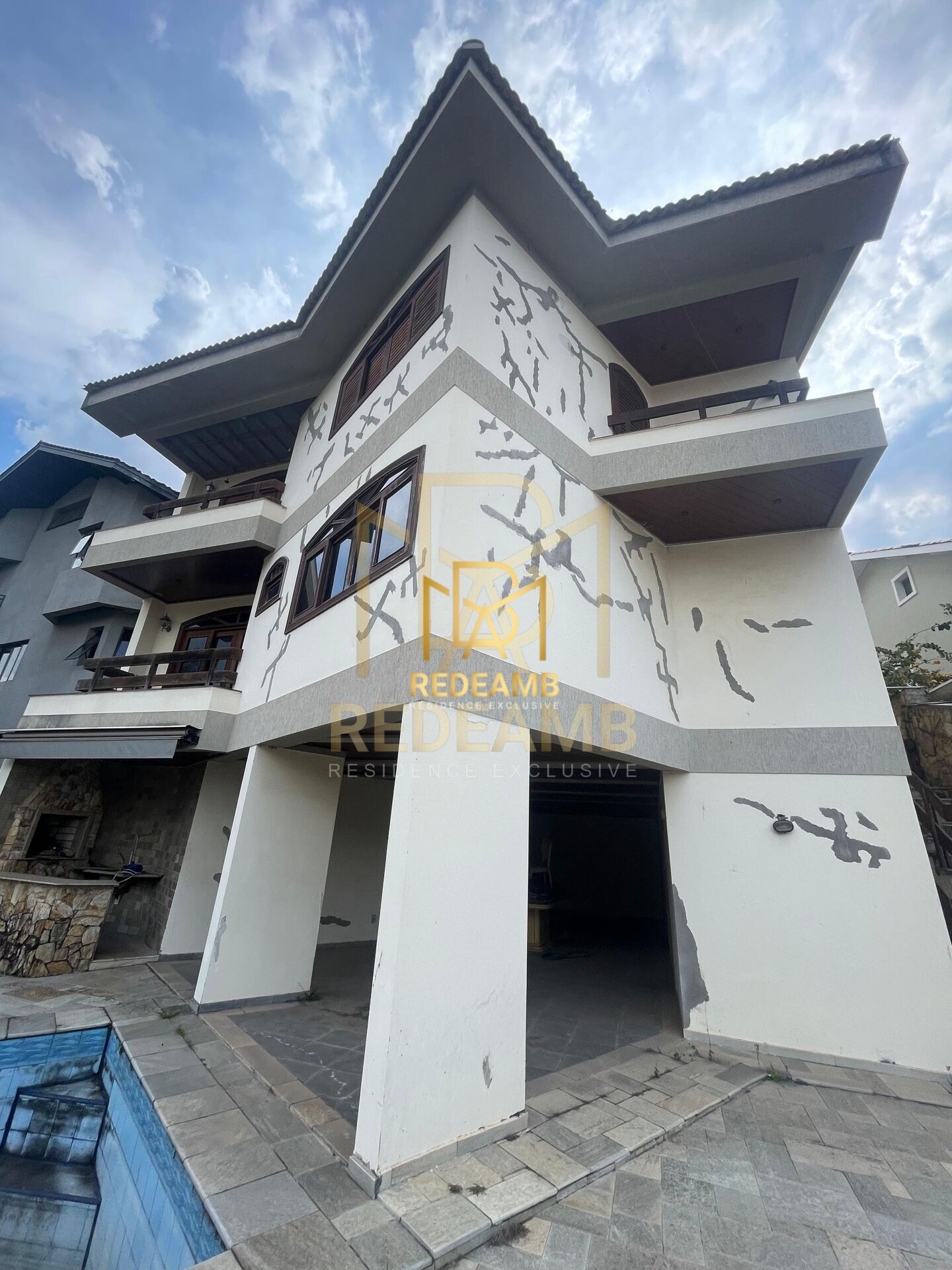 Oportunidade para Retrofit - Casa de Alto Padrão de 587,53m2 de área construída com 4 Suítes Master com Closet no Residencial 4 em Alphaville