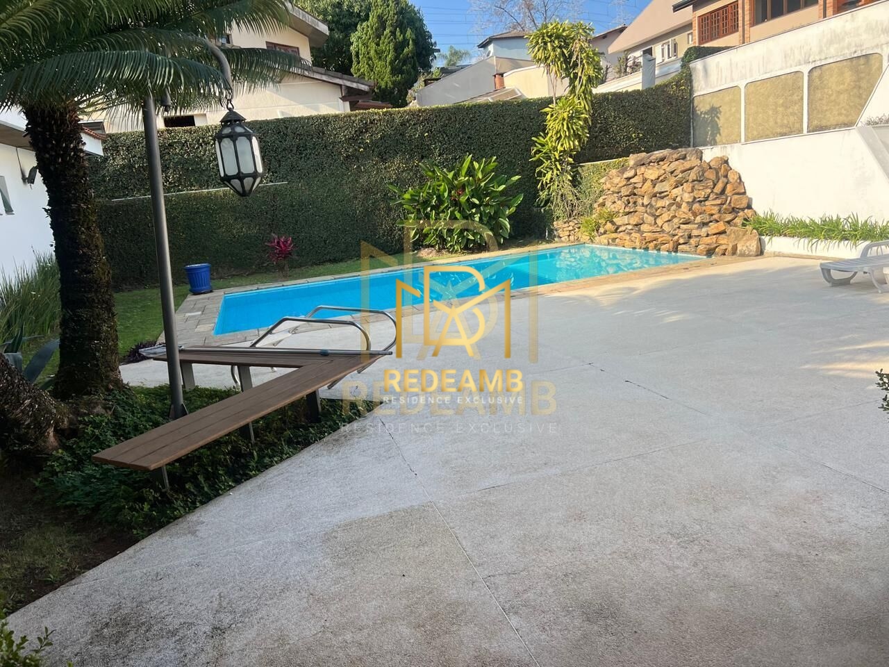 Casa Alto Padrão Térrea Imponente com 4 Suítes, Piscina e 30m de Frente em 2 Lotes!