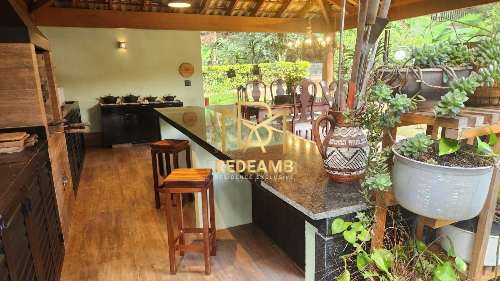 Casa de Alto Padrão a Venda no Tamboré 01 com 5 Suítes e Piscina