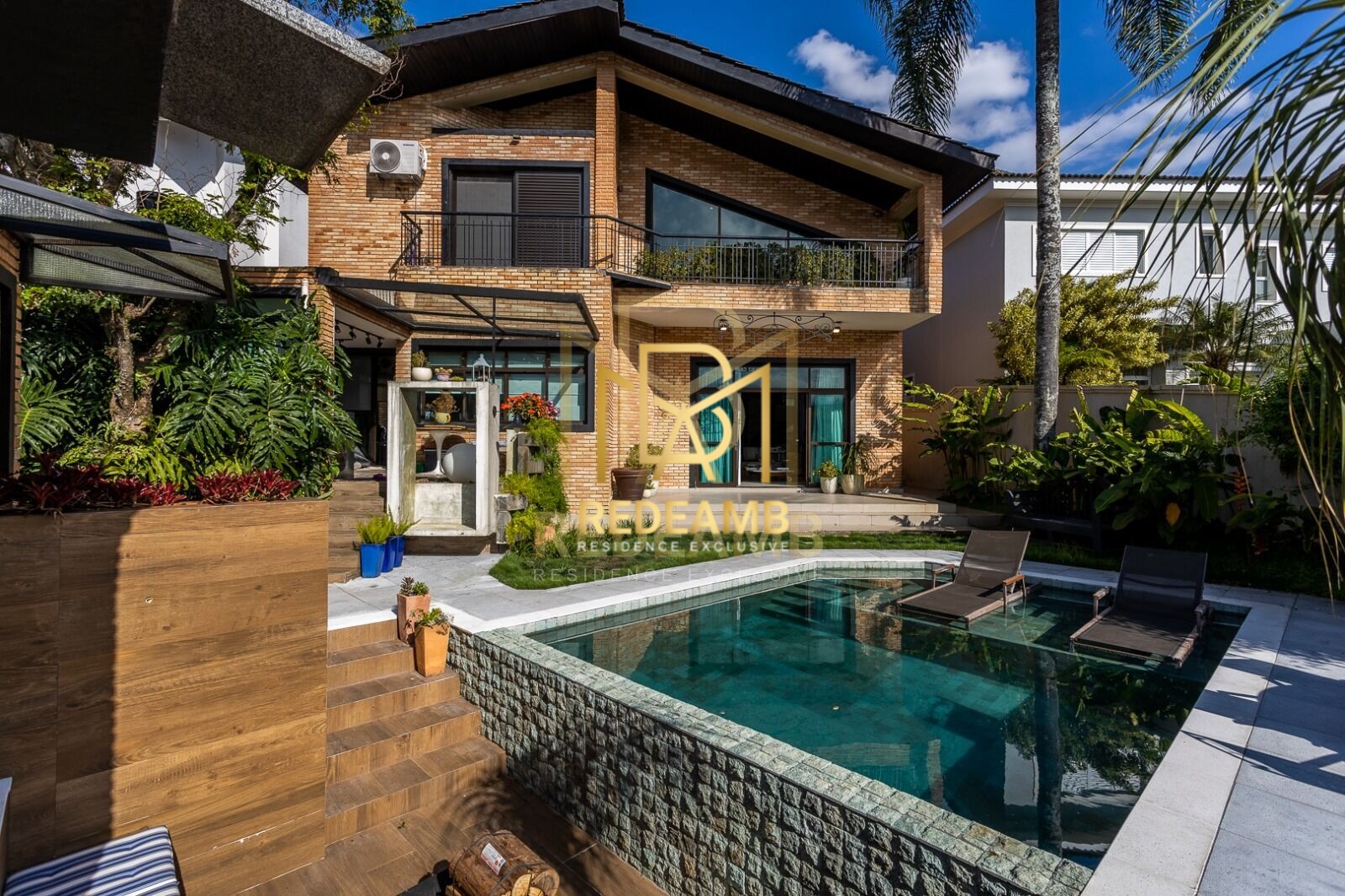 Disponível para Venda essa Casa Luxuosa de 500m², com Planejados no Residencial 11