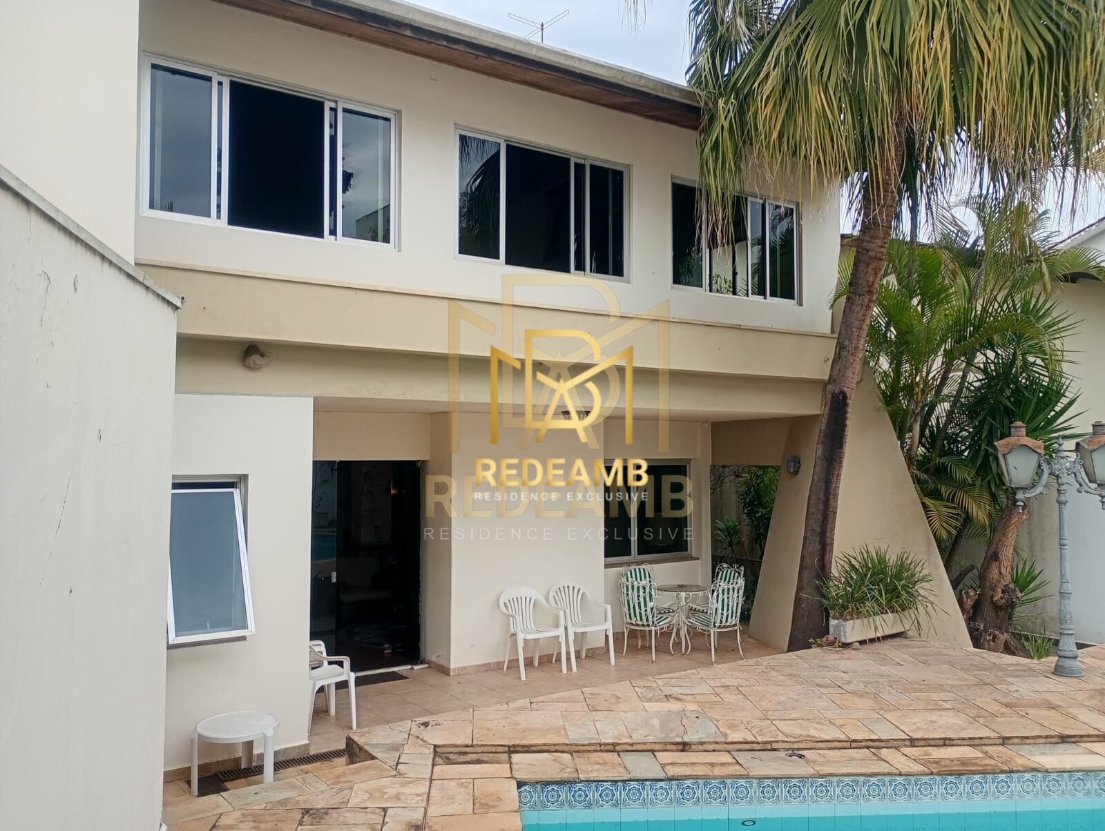 Casa Espaçosa com 2 Dormitórios e 1 Suíte e Área Gourmet em Condomínio Exclusivo