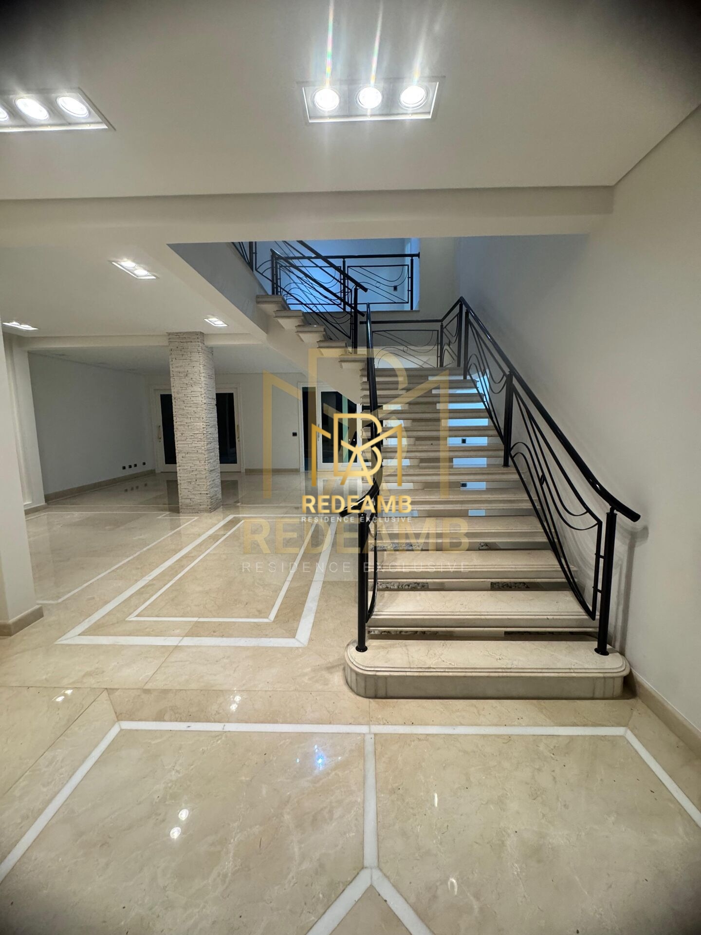 Casa a Venda com 4 Suítes com 450m2 no Condomínio Alpha Plus em Alphaville - Barueri