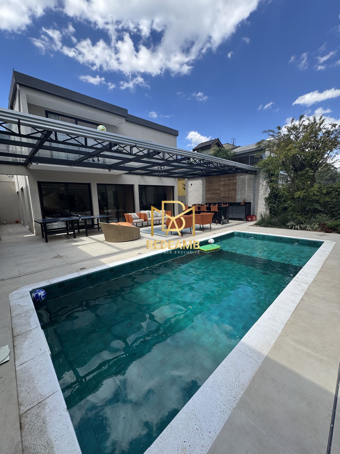 Casa Alto Padrão com 350m² com 04 suítes, piscina e área gourmet completa no Condomínio Residencial 4 - Santana de Parnaíba/SP