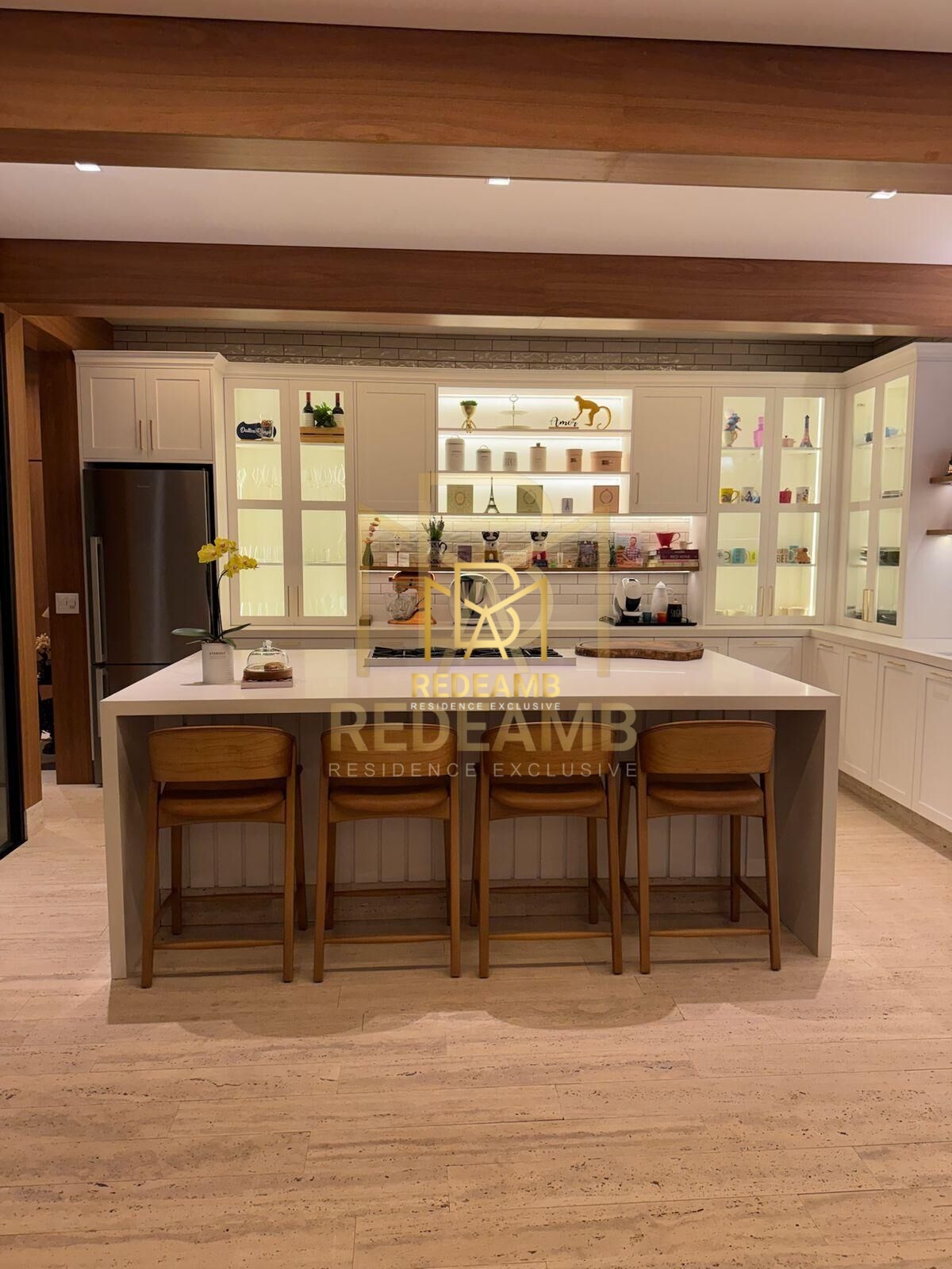 Casa Alto Padrão com 420 m² sendo 4 suítes, mobiliada no Condomínio Itahyê - Alphaville - Santana de Parnaíba/SP