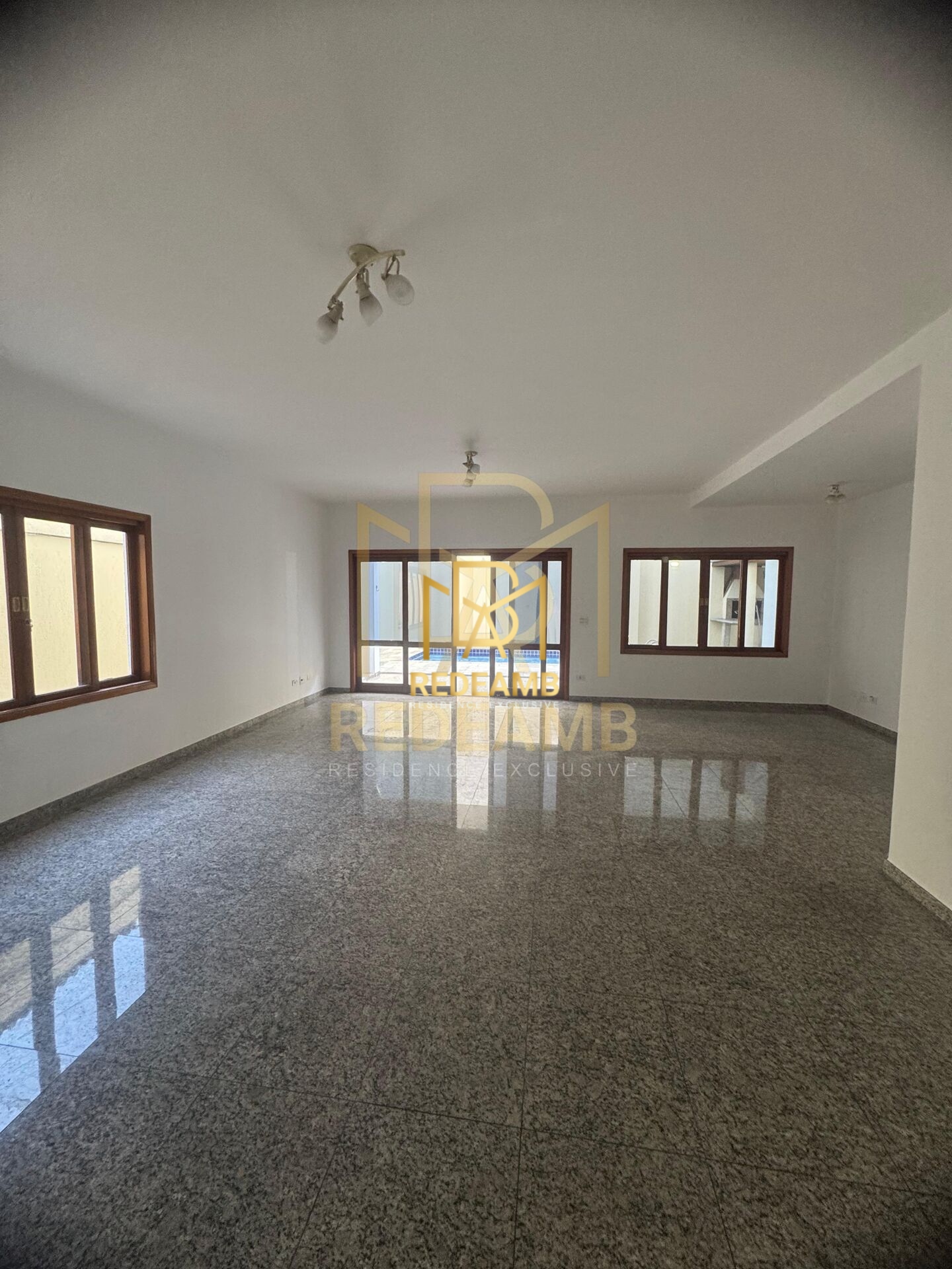Casa Alto Padrão  com 388,25m², 04 dormitórios, sendo 02 suítes - Condomínio Residencial 4 - Alphaville - Santana de Parnaíba/SP