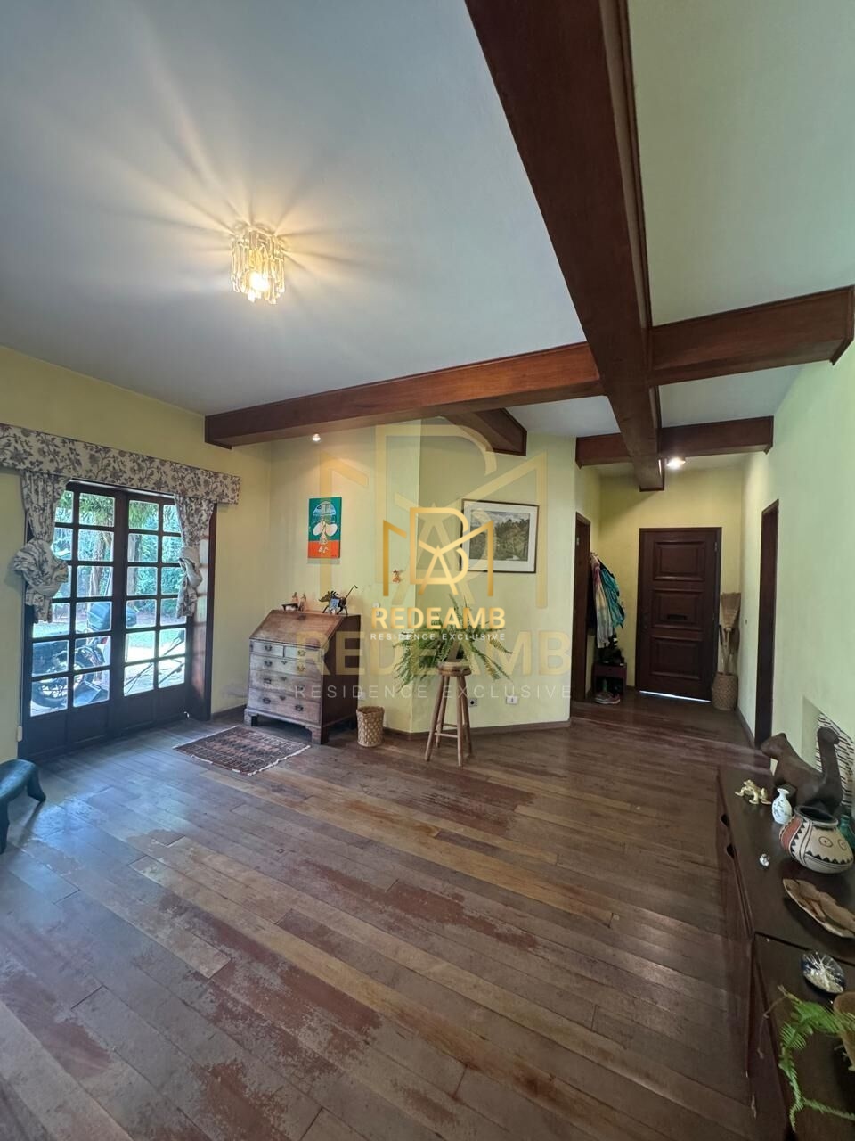 Casa Alto Padrão à venda com 327,29 m², com 04 dormitórios, 01 banheiro com banheira e closet, Condomínio Residencial 4 - Alphaville - Santana de Parnaíba