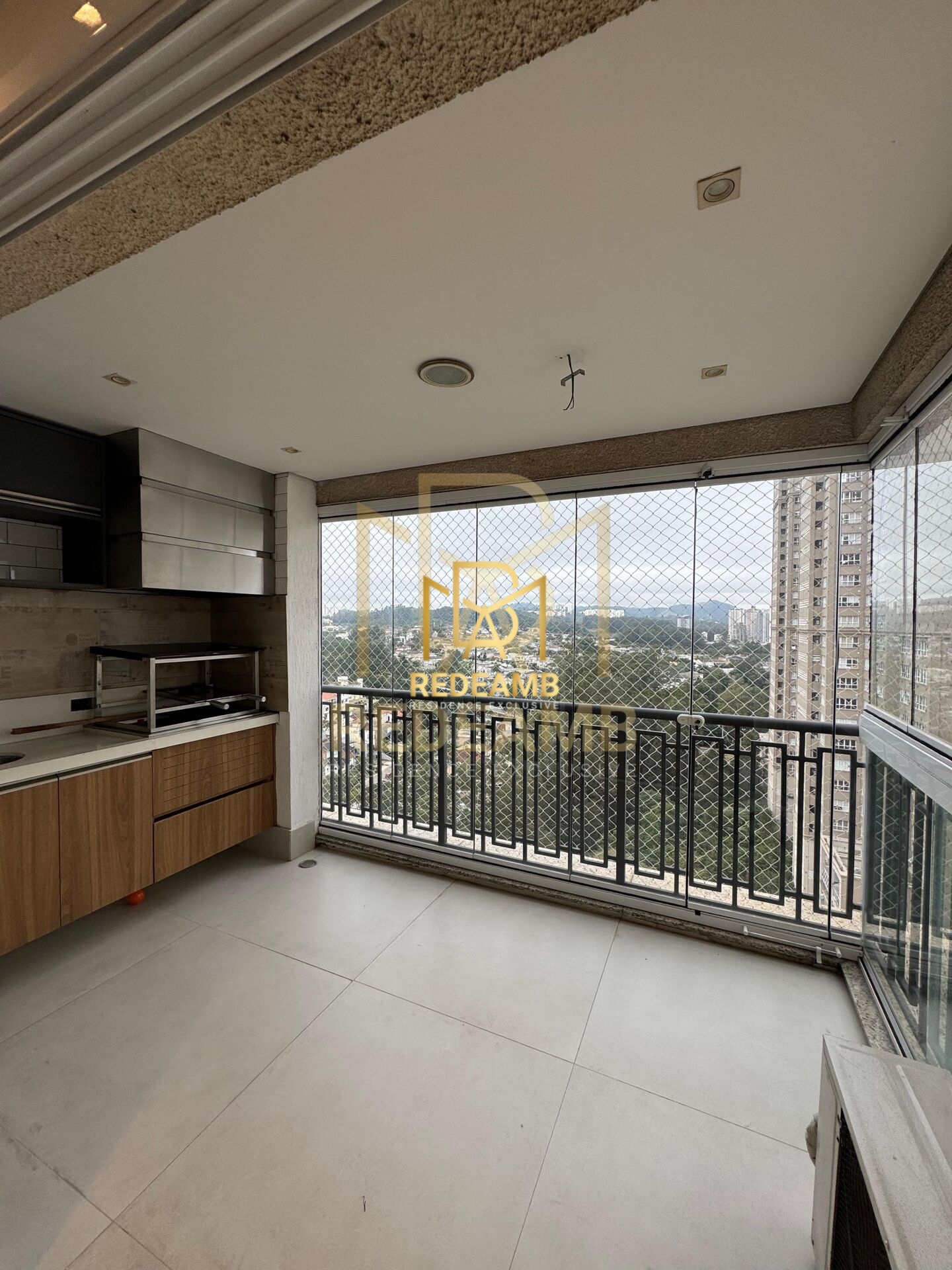 Apartamento para locação em Alphaville no Condomínio Alpha Park, 95m2 com 2 dormitórios sendo 1 suite, Sala estendida e Sacada Gourmet com Churrasqueira