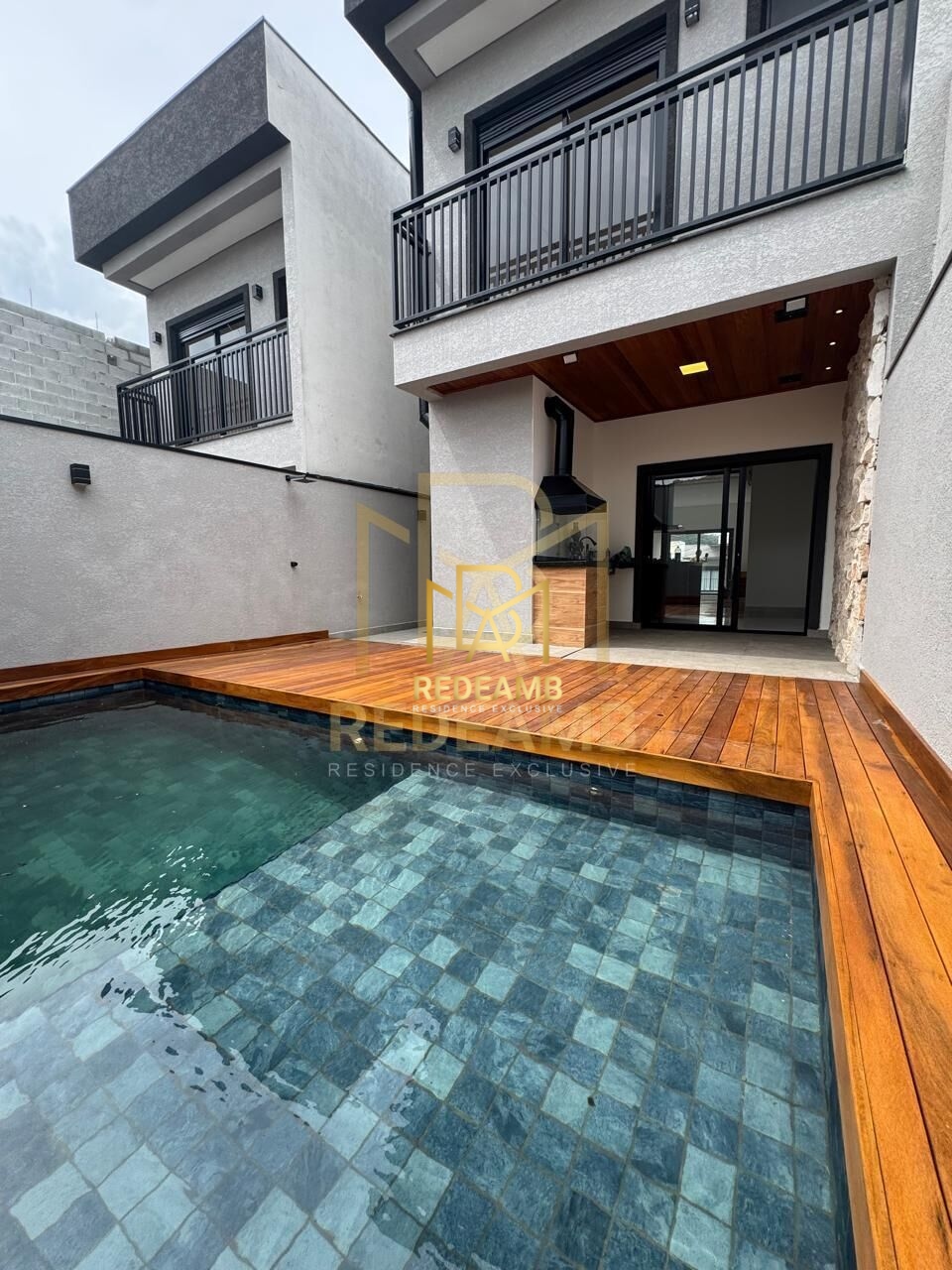 Casa Alto Padrão com 170,86m², 03 dormitórios, sendo 01 suíte  com closet e sacada no Condomínio Nova Jaguari - Santana de Parnaíba/SP