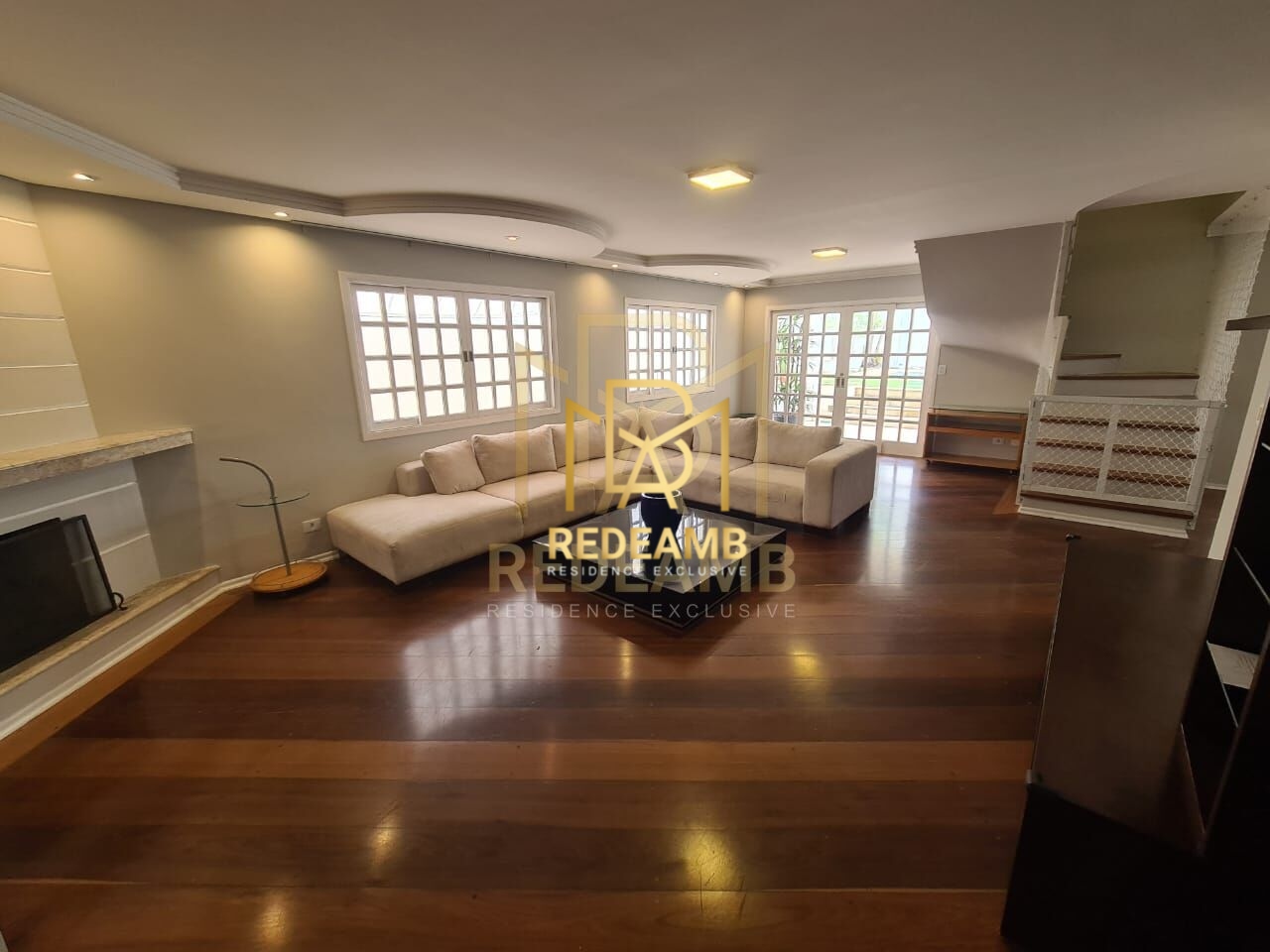 Casa Alto Padrão com 334m2 com 04 suítes, piscina com prainha e área gourmet no Condomínio Residencial 4 em Alphaville - Santana de Parnaíba/SP