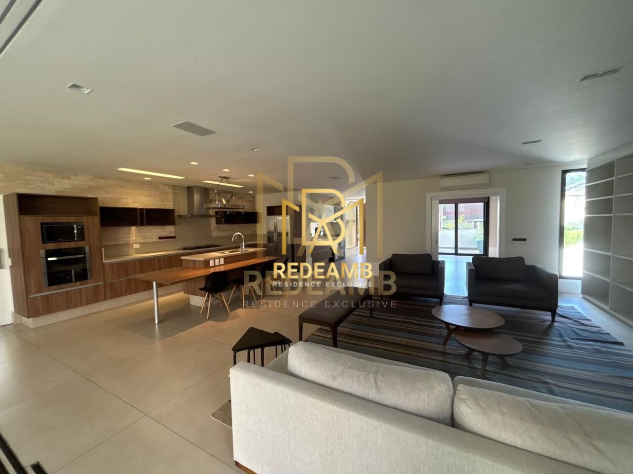 Casa Alto Padrão para locação com 568,95 m², 04 suítes, 05 banheiros, Condomínio Residencial 1 - Alphaville - Barueri/SP