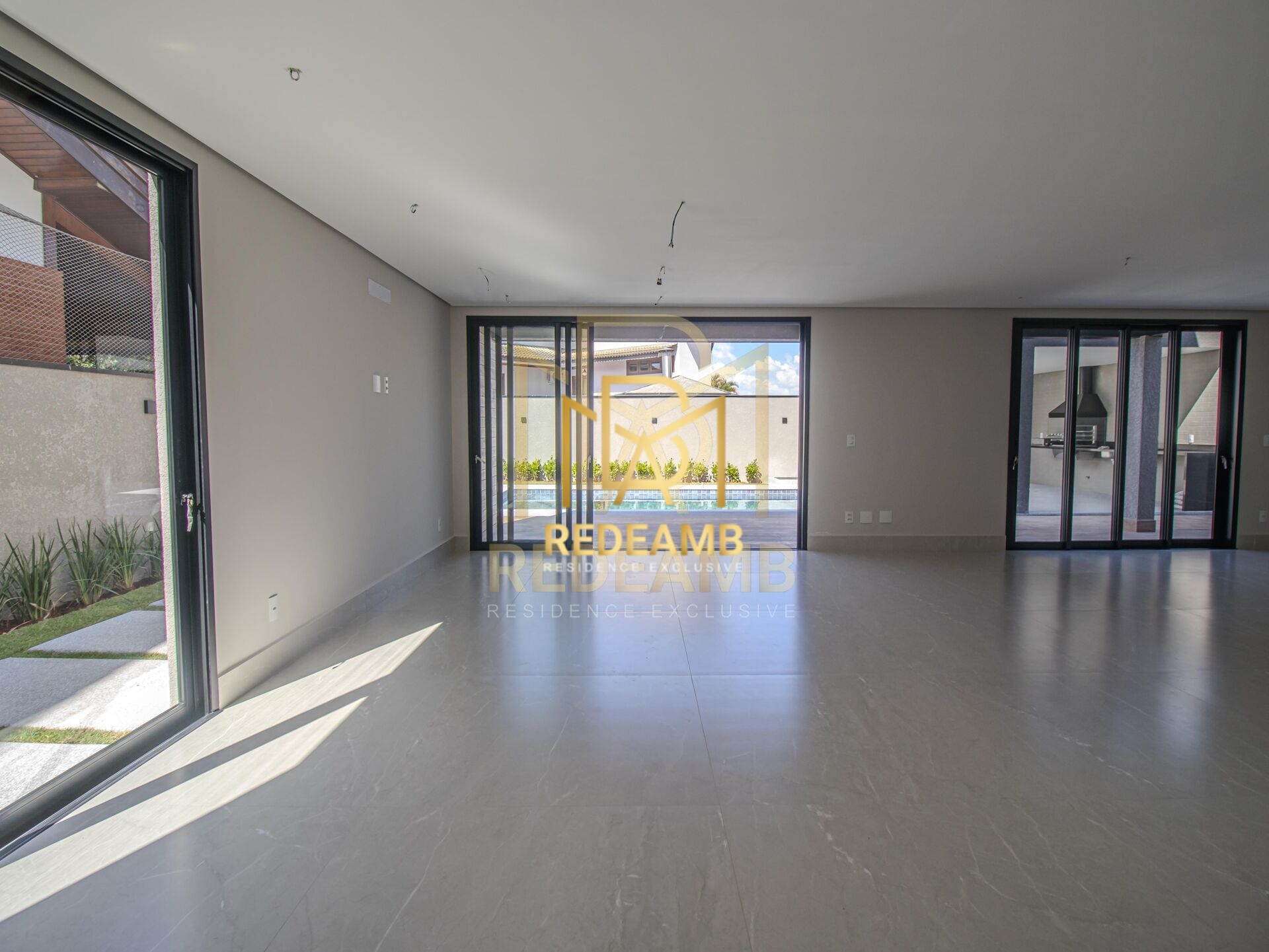 Casa Alto Padrão com 351,01 m² com 04 dormitórios, sendo 04 suites - Condomínio Residencial 6 - Alphaville - Santana de Parnaíba/SP