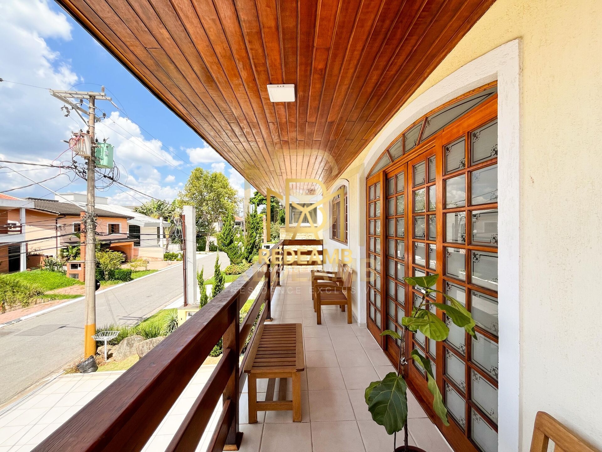 Casa Alto Padrão com 300 m², 03 dormitórios sendo 03 suítes no Condomínio Residencia 03 em Santana de Parnaíba