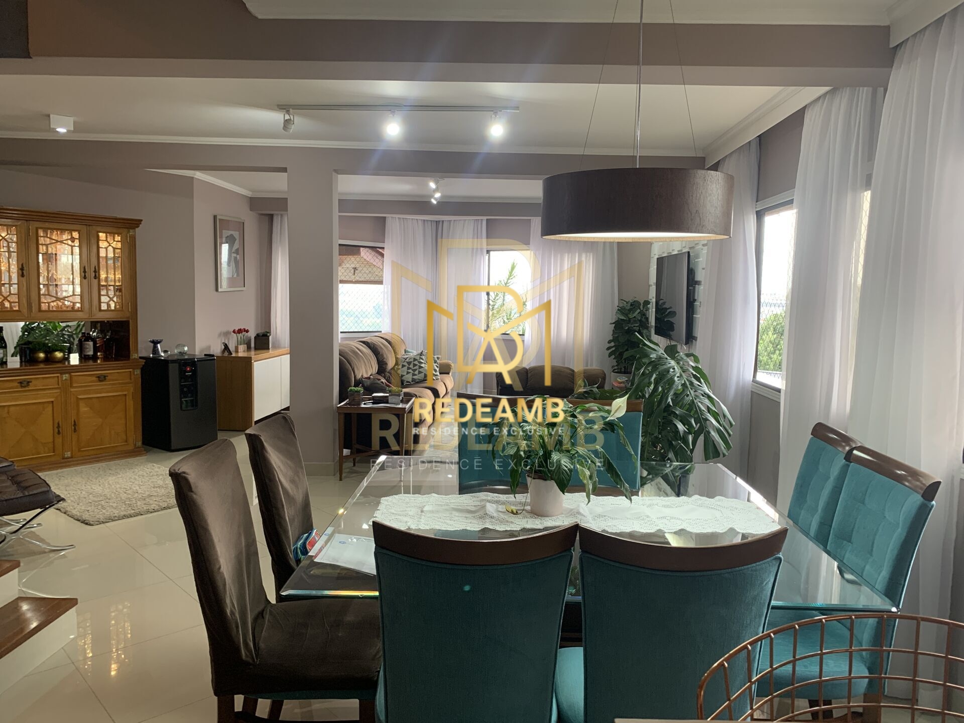 Casa Alto Padrão com 294 m², 04 dormitórios, sendo 02 suítes e piscina aquecida no Residencial 10 - Alphaville - Santana de Parnaíba